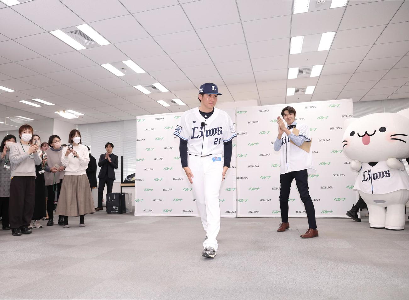 報告を終え移動する西武武内（撮影・河田真司）