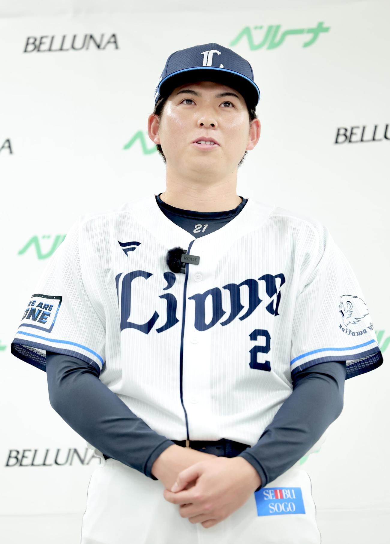 株式会社ベルーナにあいさつで訪問する西武武内（撮影・河田真司）