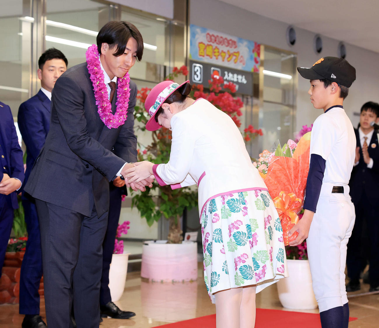 合同自主トレのため宮崎入りした巨人大勢（左）は歓迎セレモニーでレイを贈られる（撮影・浅見桂子）