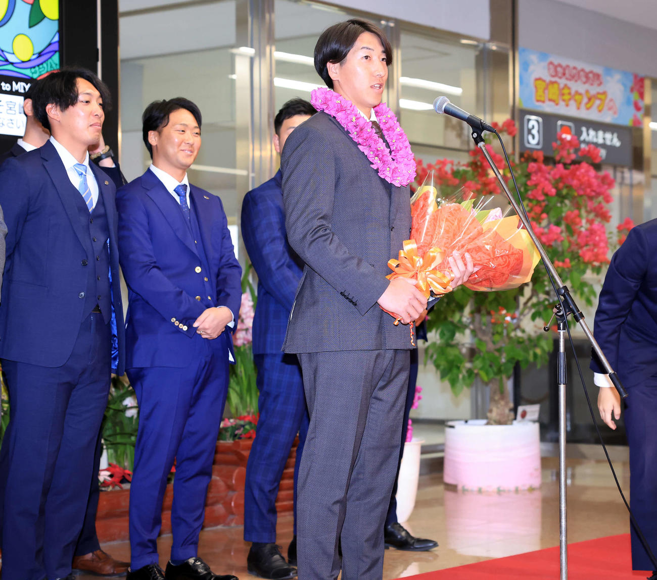 合同自主トレのため宮崎入りした巨人大勢（手前）は歓迎セレモニーであいさつする（撮影・浅見桂子）