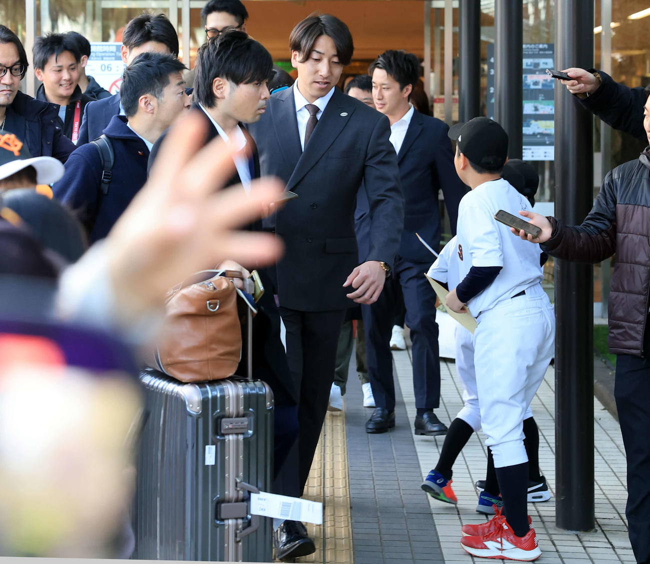 合同自主トレのため宮崎入りした巨人大勢（中央）は野球少年にサインをなだられる（撮影・浅見桂子）