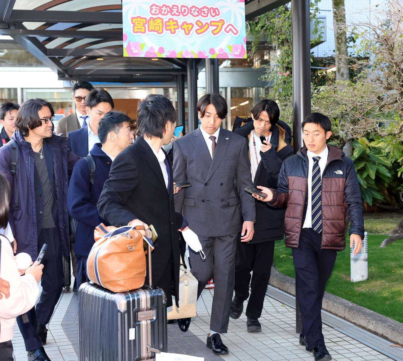 合同自主トレのため宮崎入りした巨人大勢（中央）は報道陣に囲まれながら移動する（撮影・浅見桂子）