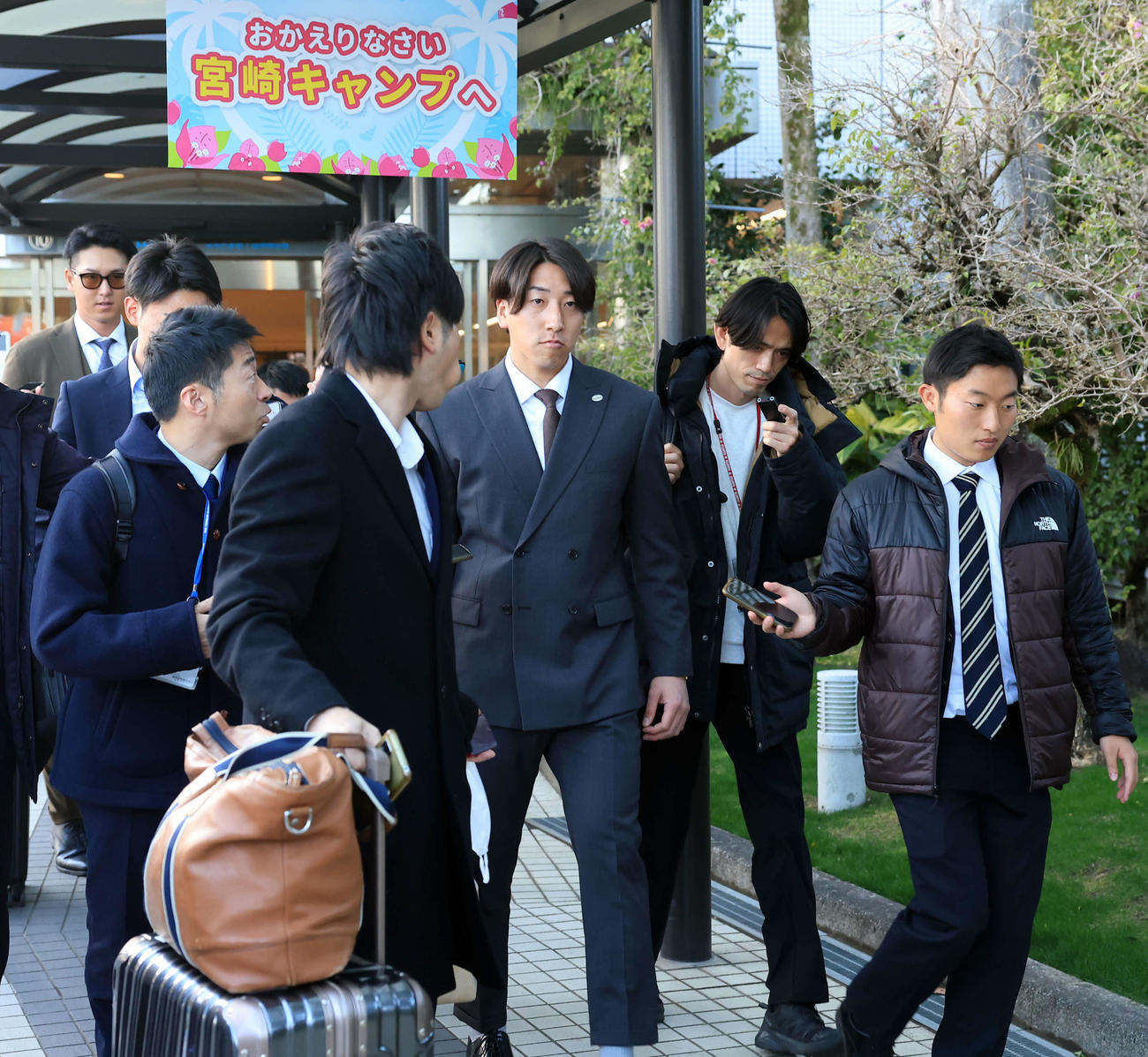 合同自主トレのため宮崎入りした巨人大勢（中央）は報道陣に囲まれながら移動する（撮影・浅見桂子）