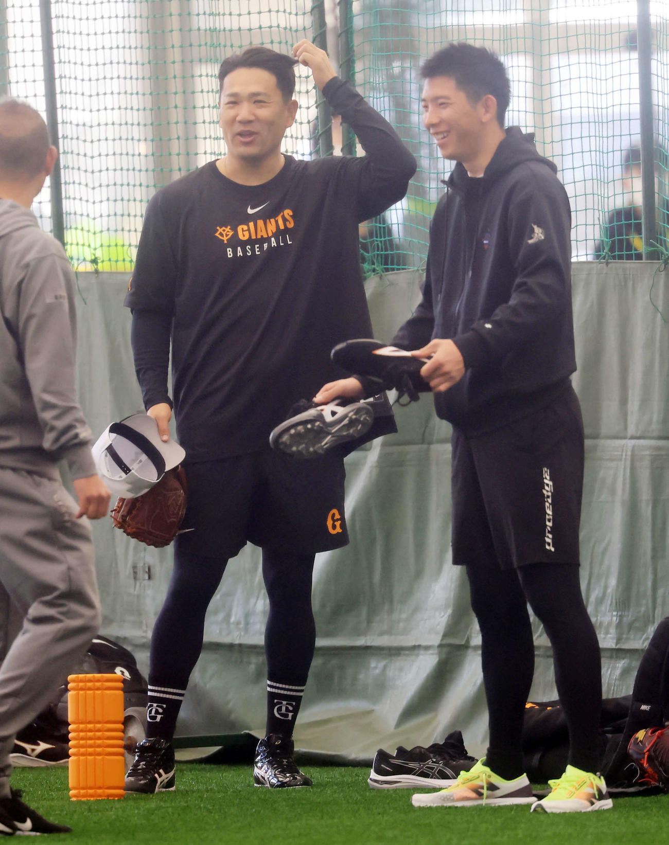 合同自主トレ中、談笑する巨人田中将（左）と戸郷（撮影・浅見桂子）