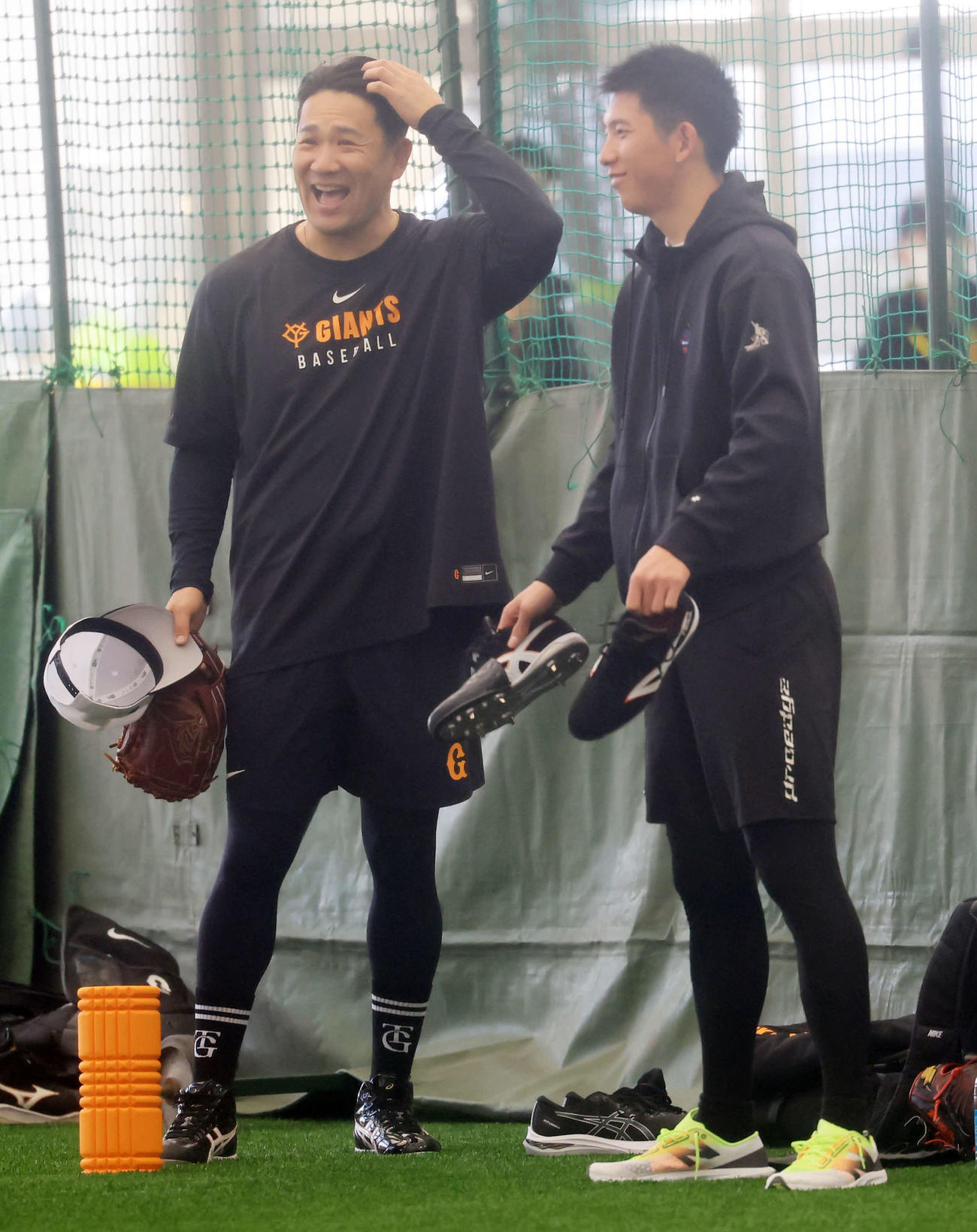 合同自主トレ中、談笑する巨人田中将（左）と戸郷（撮影・浅見桂子）