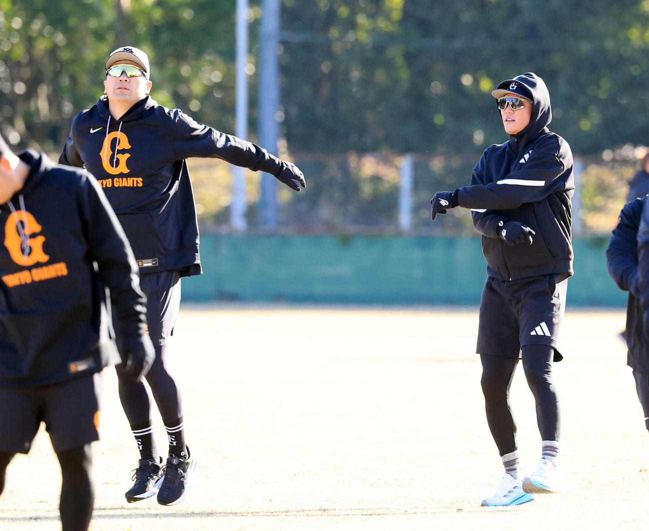 並んでウオームアップする巨人田中将（左）と坂本（撮影・浅見桂子）