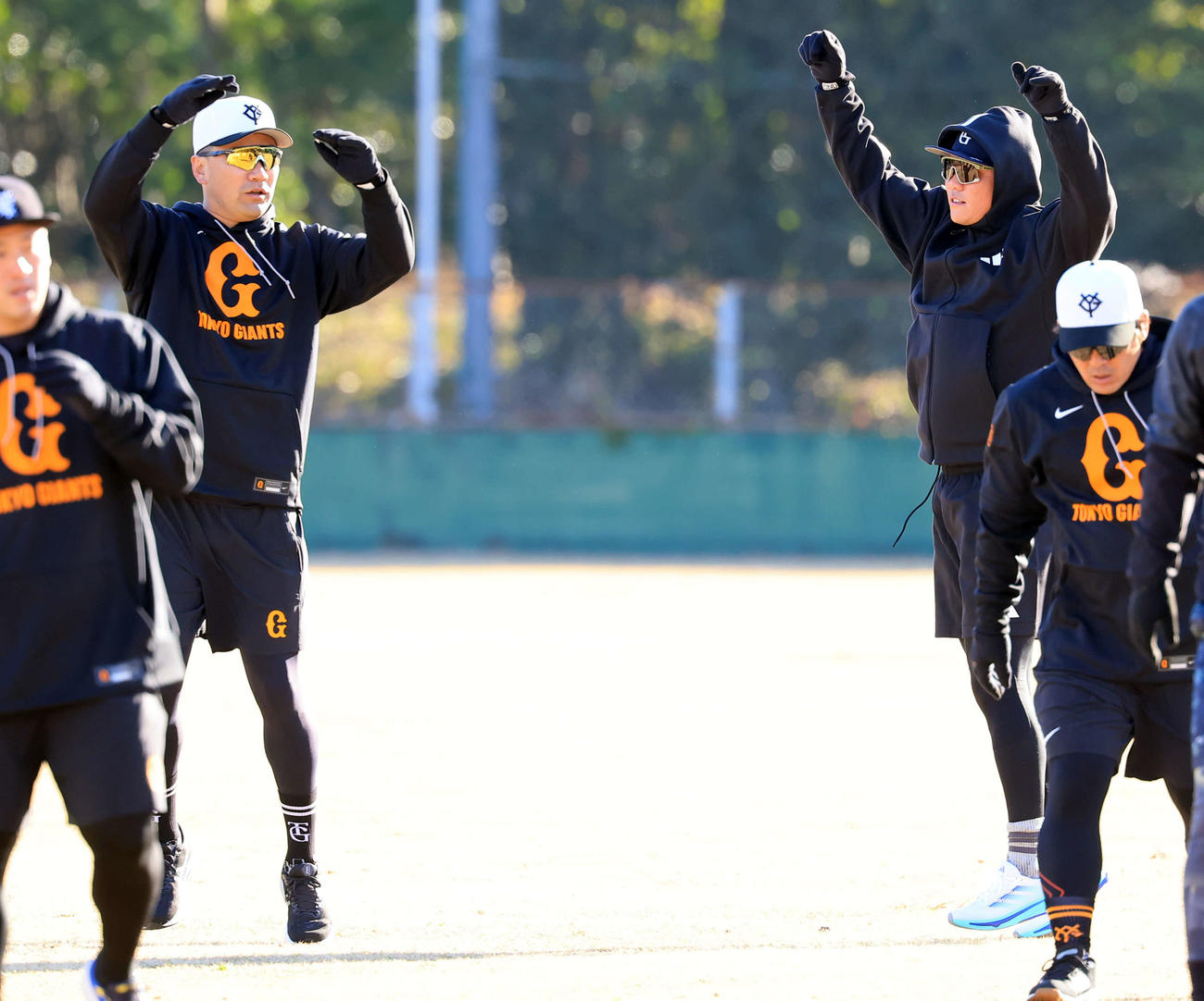 並んでウオームアップする巨人田中将（左）と坂本（撮影・浅見桂子）