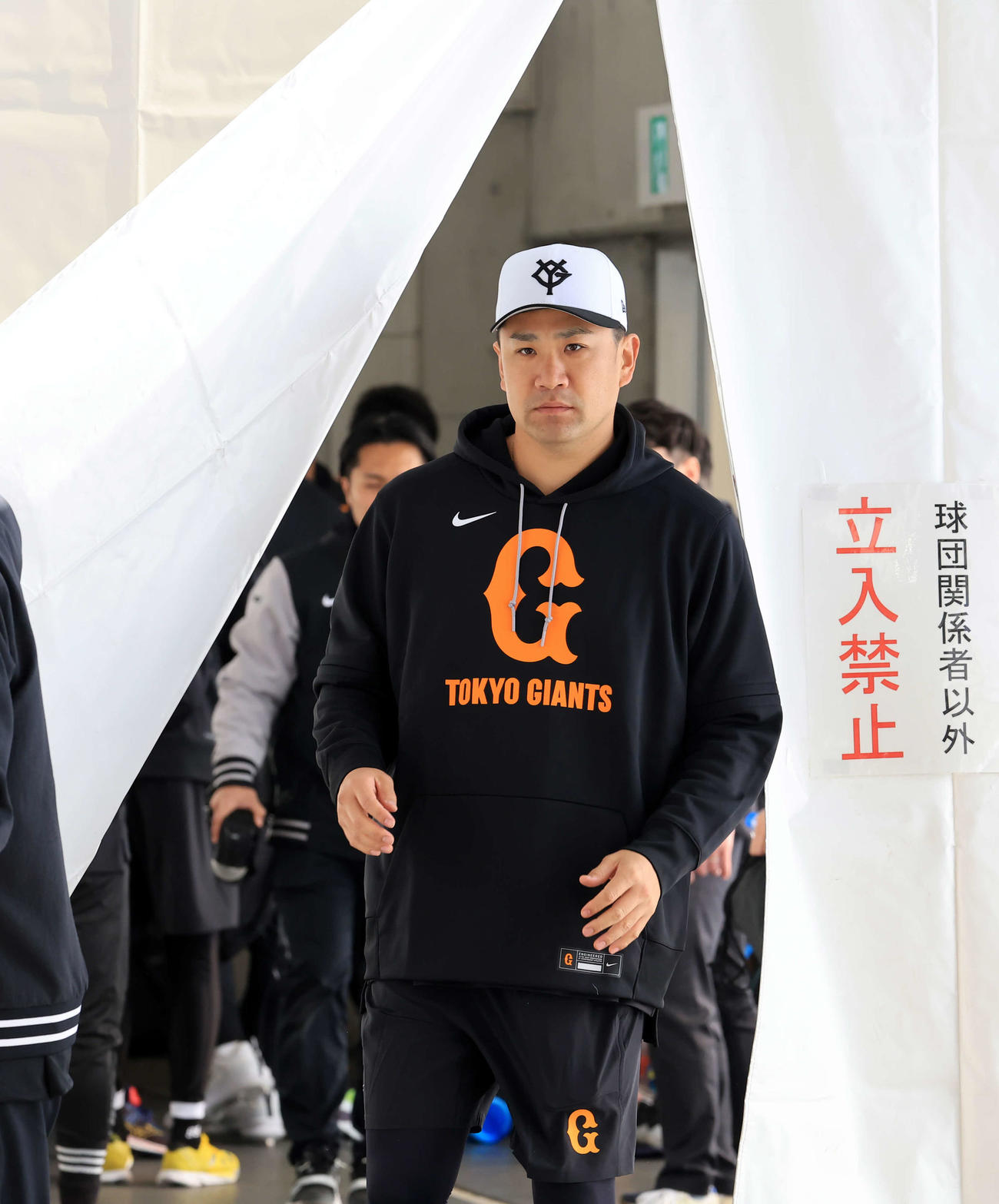 報道陣の囲み取材に出てきた巨人田中将は、両手で顔をかくしておどける（撮影・浅見桂子）