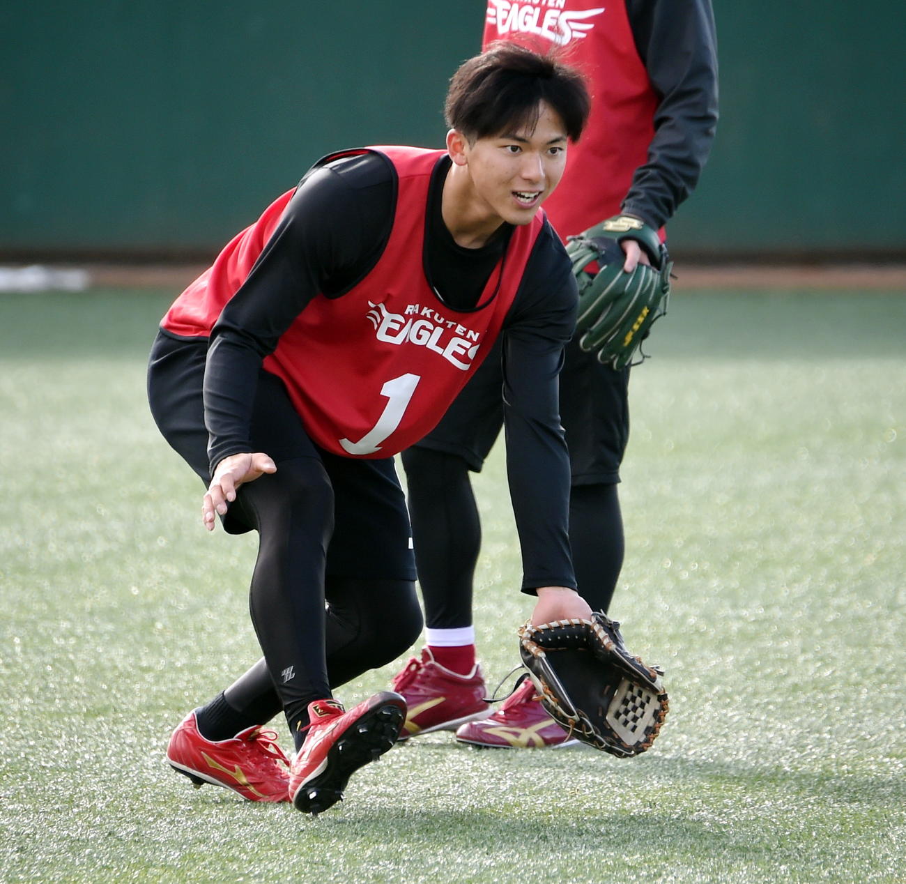 ノックを受ける楽天ドラフト1位の宗山（撮影・山田愛斗）