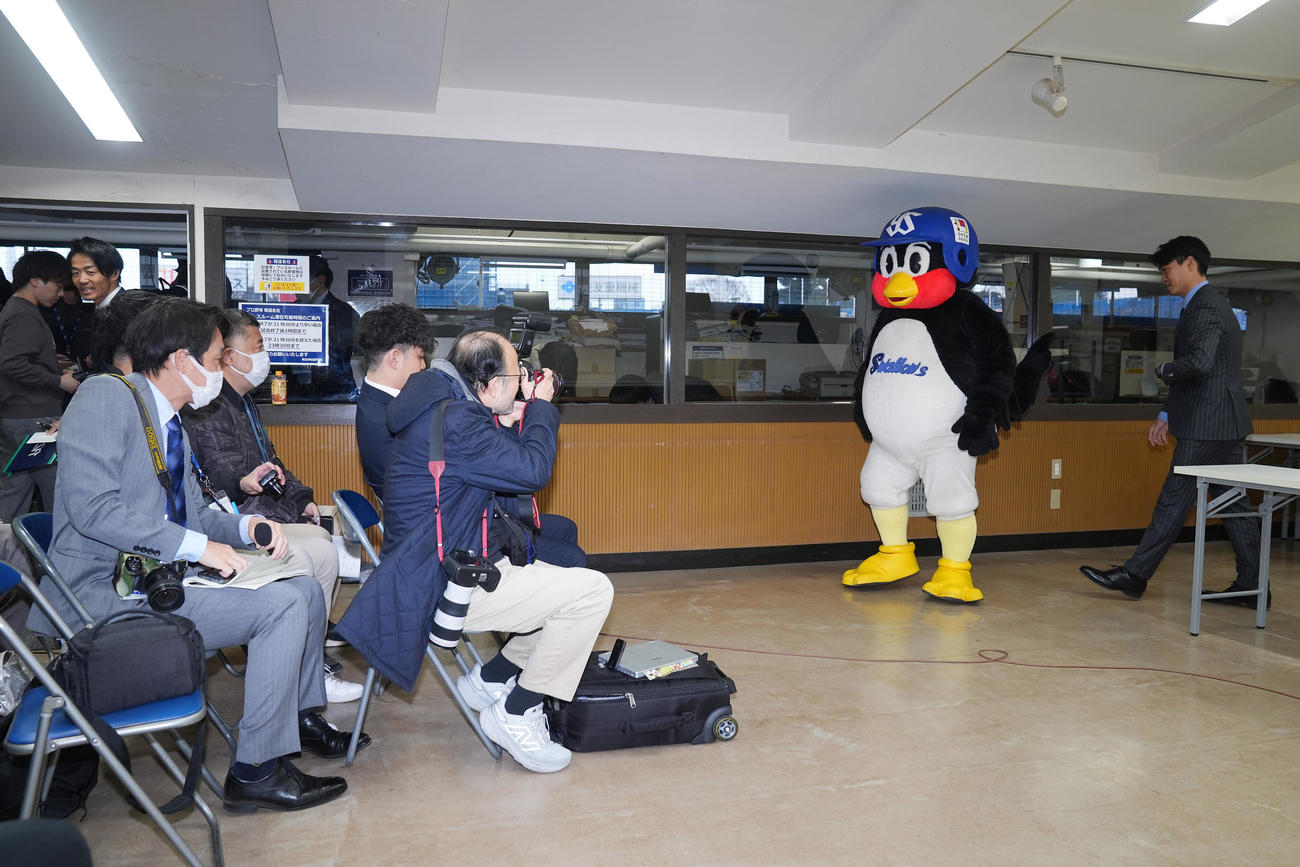 会見を終え引き揚げるつば九郎（左）とヤクルト青木GM特別補佐（撮影・垰建太）