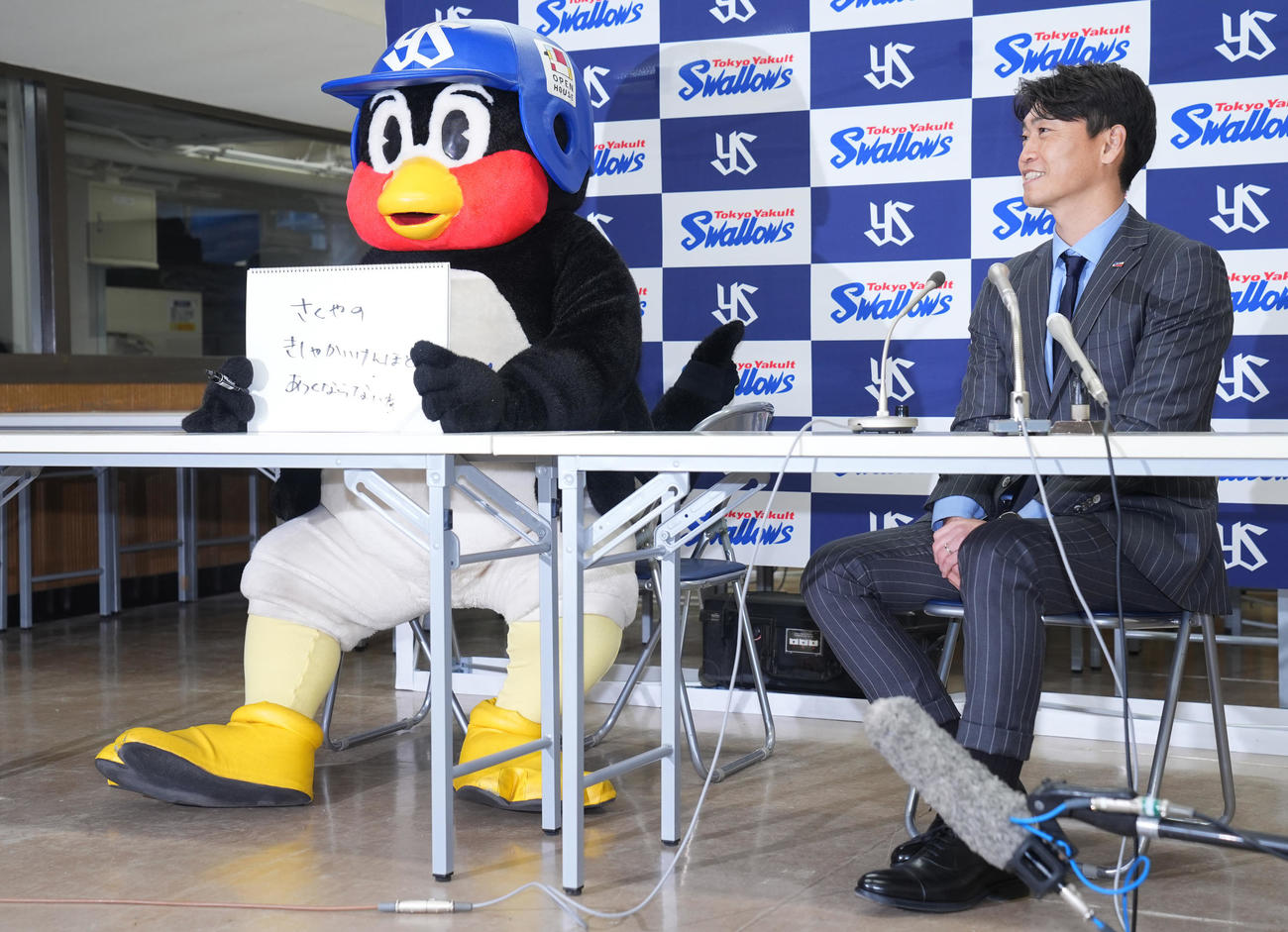 契約更改し質問に答えるつば九郎（左）。右はヤクルト青木GM特別補佐（撮影・垰建太）