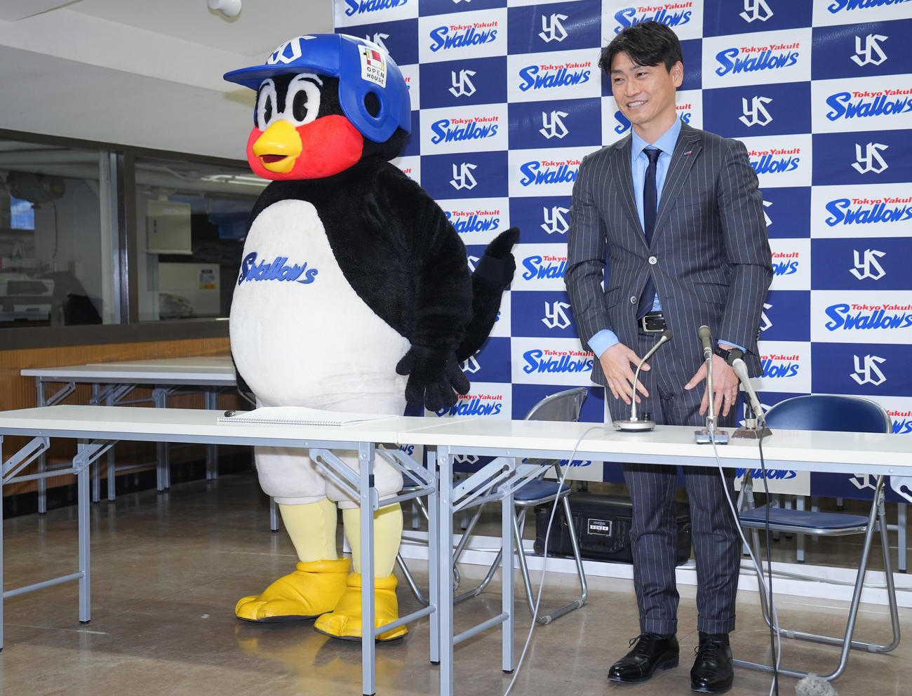 契約更改し会見に臨むつば九郎（左）とヤクルト青木GM特別補佐（撮影・垰建太）