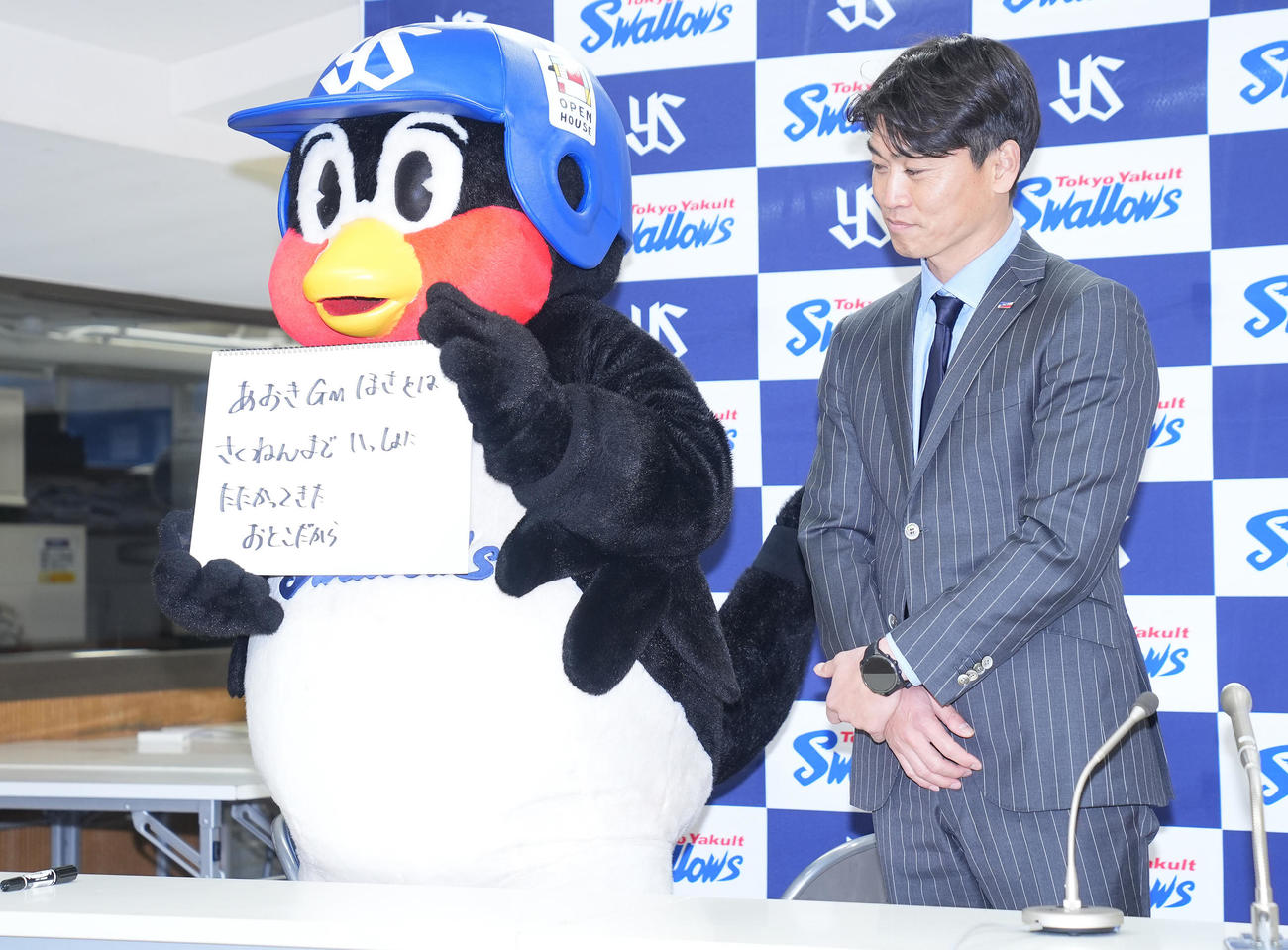 契約更改し会見に臨むつば九郎（左）とヤクルト青木GM特別補佐（撮影・垰建太）