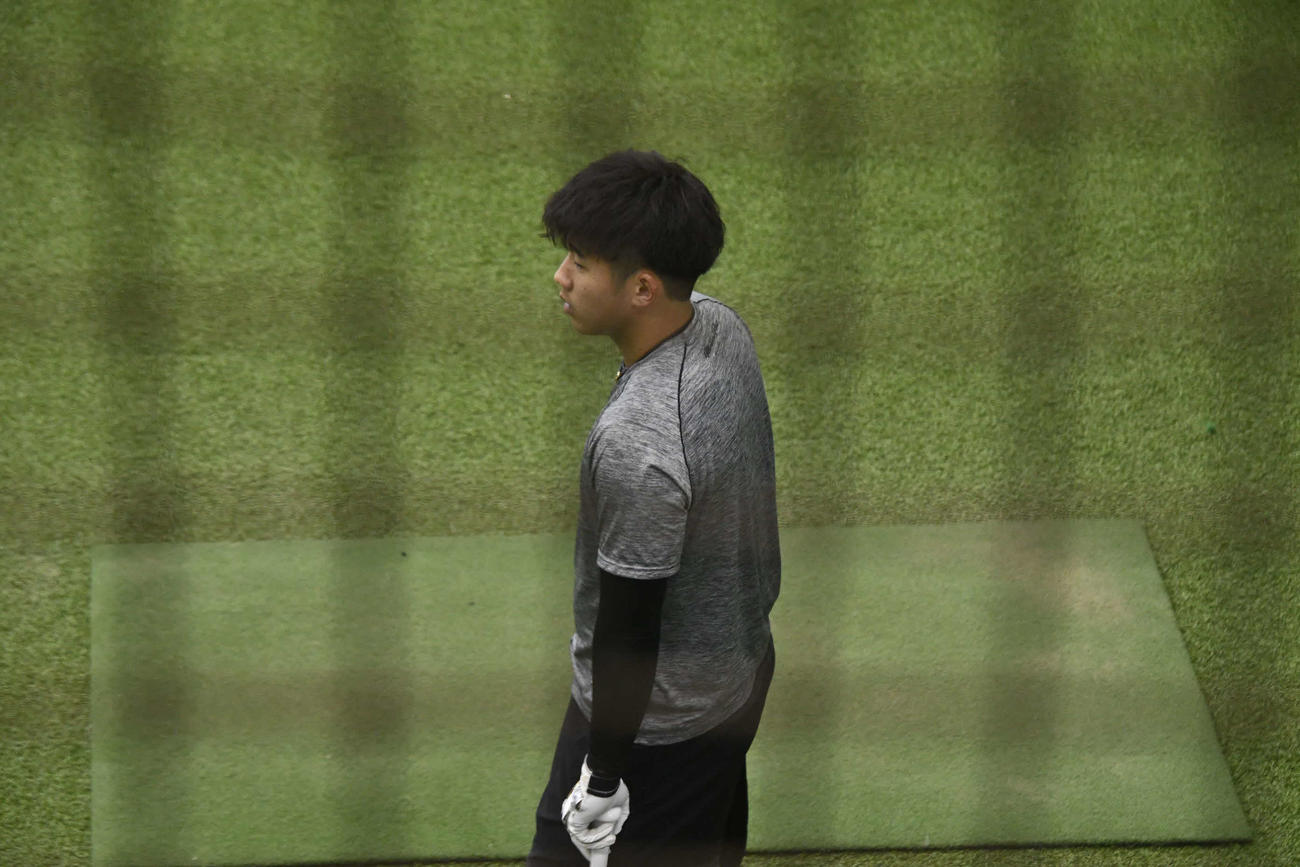 打撃練習をする巨人ドラフト1位の石塚裕惺内野手（撮影・平山連）