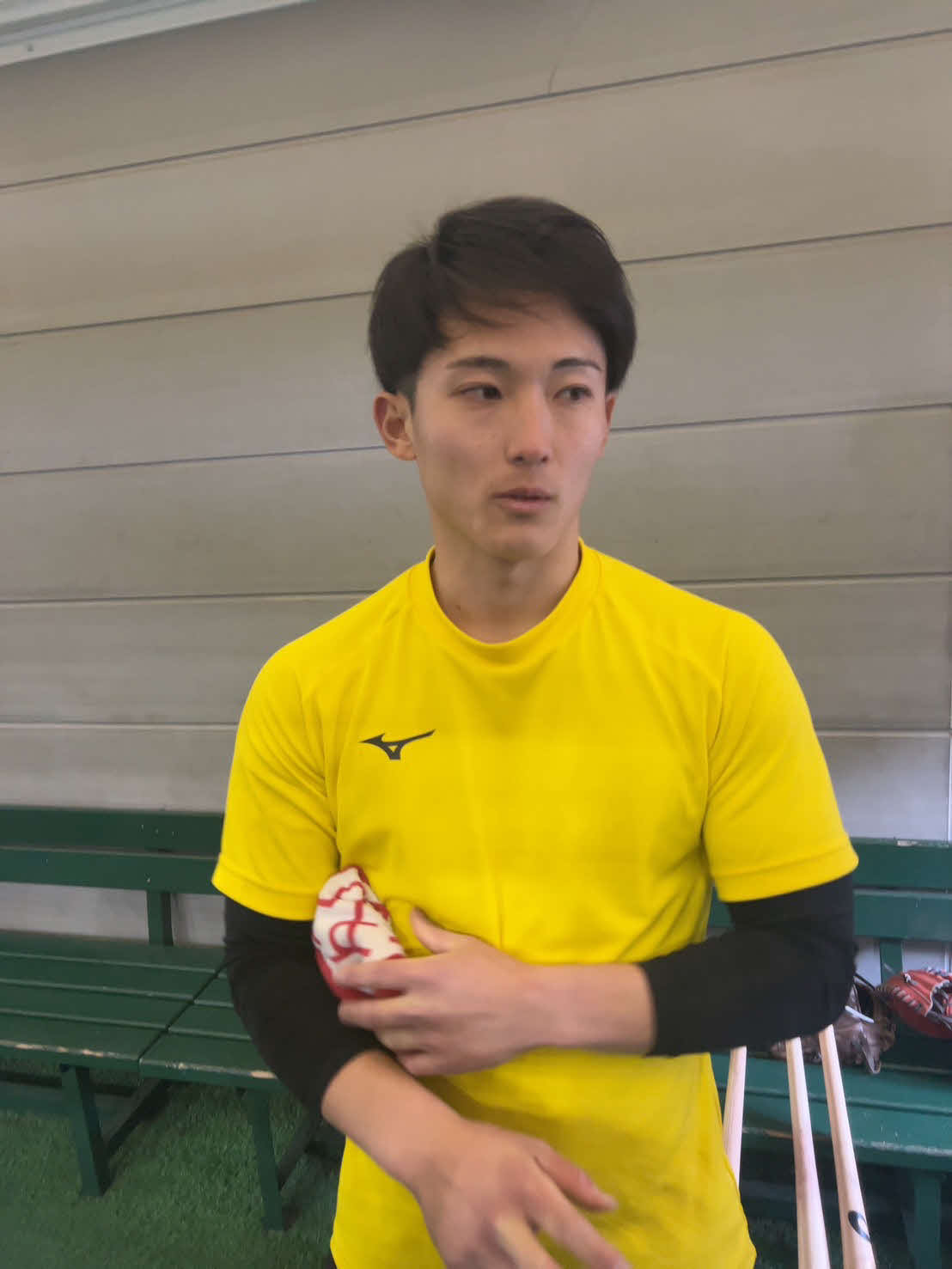 取材に応じる巨人ドラフト2位浦田（撮影・平山連）