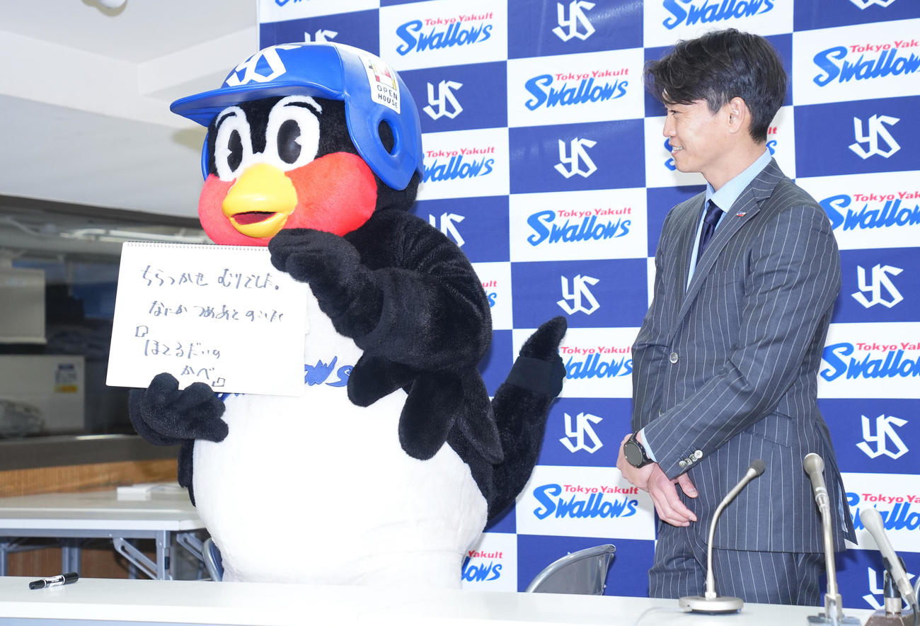 契約更改し会見に臨むつば九郎（左）とヤクルト青木GM特別補佐（撮影・垰建太）