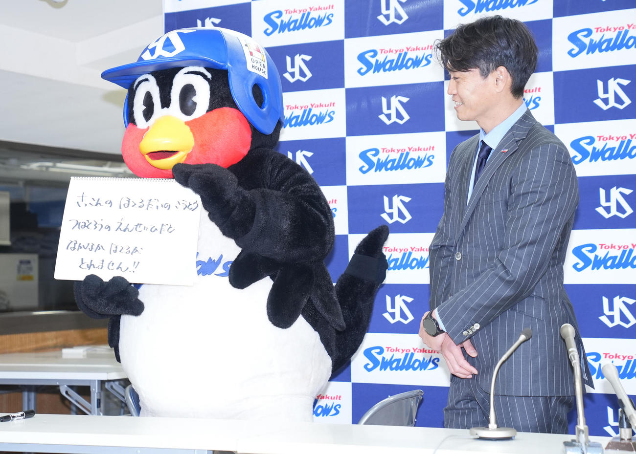 契約更改し会見に臨むつば九郎（左）とヤクルト青木GM特別補佐（撮影・垰建太）