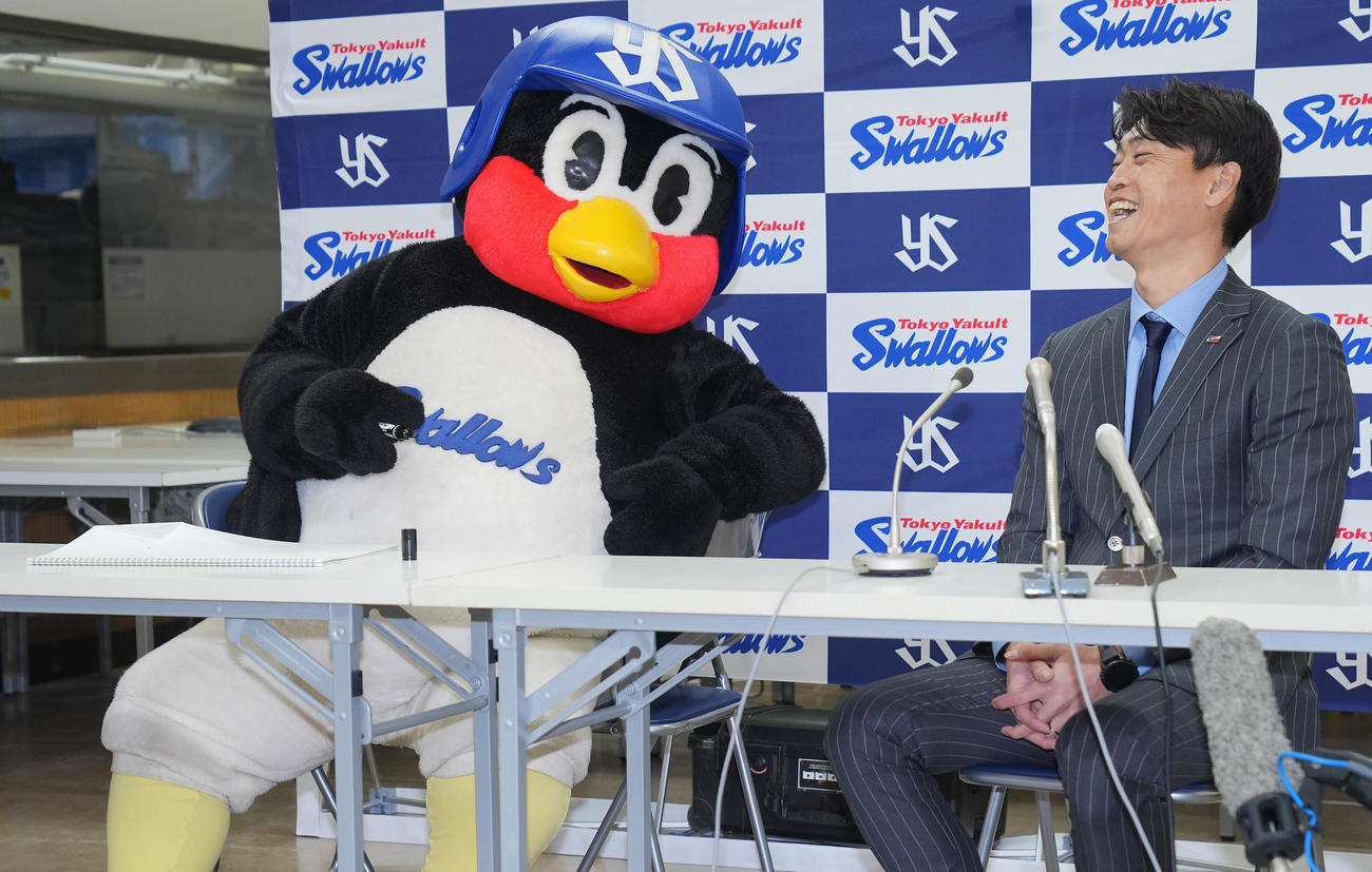 つば九郎（左）は自身への評価と質問を受けるヤクルト青木GM特別補佐を見つめ圧力をかける（撮影・垰建太）