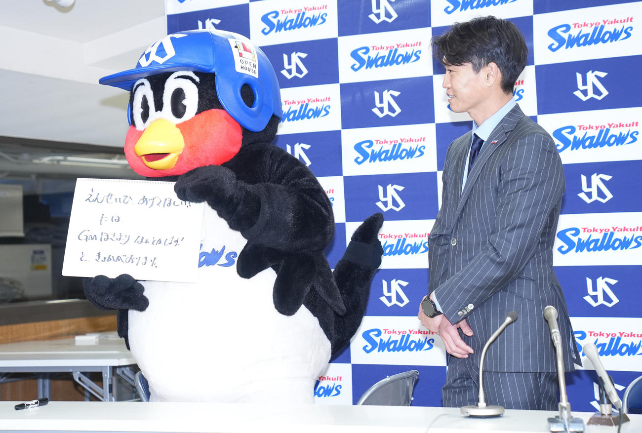 契約更改し会見に臨むつば九郎（左）とヤクルト青木GM特別補佐（撮影・垰建太）