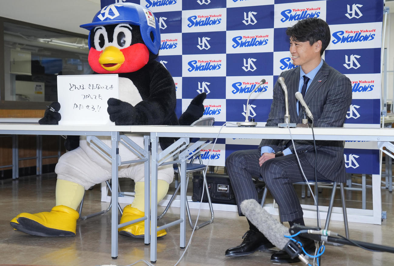 契約更改し質問に答えるつば九郎（左）。右はヤクルト青木GM特別補佐（撮影・垰建太）