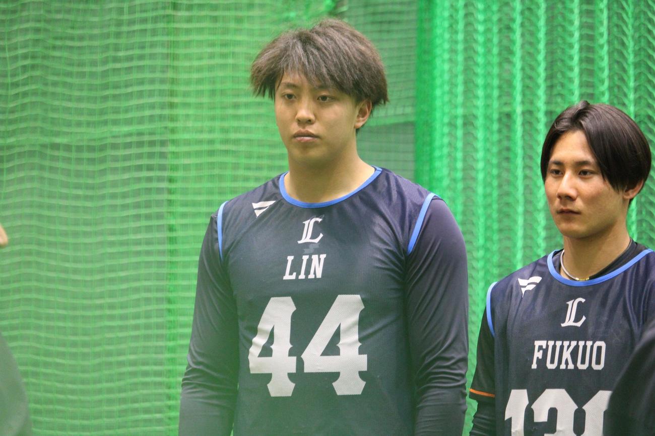 新人合同自主トレを打ち上げた西武林（左）（撮影・金子真仁