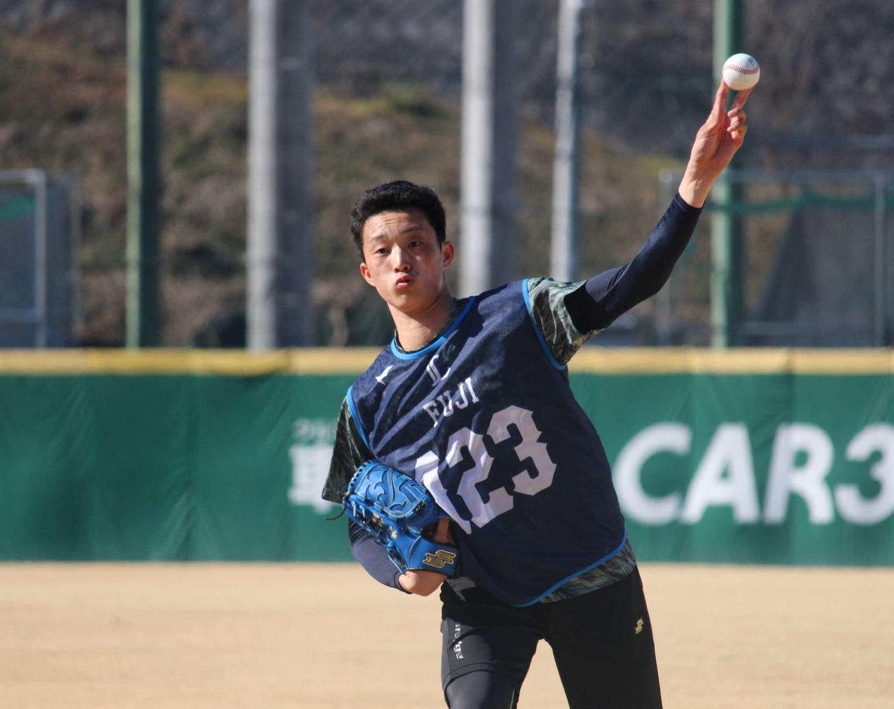 新人合同自主トレを終了した西武冨士（撮影・金子真仁）