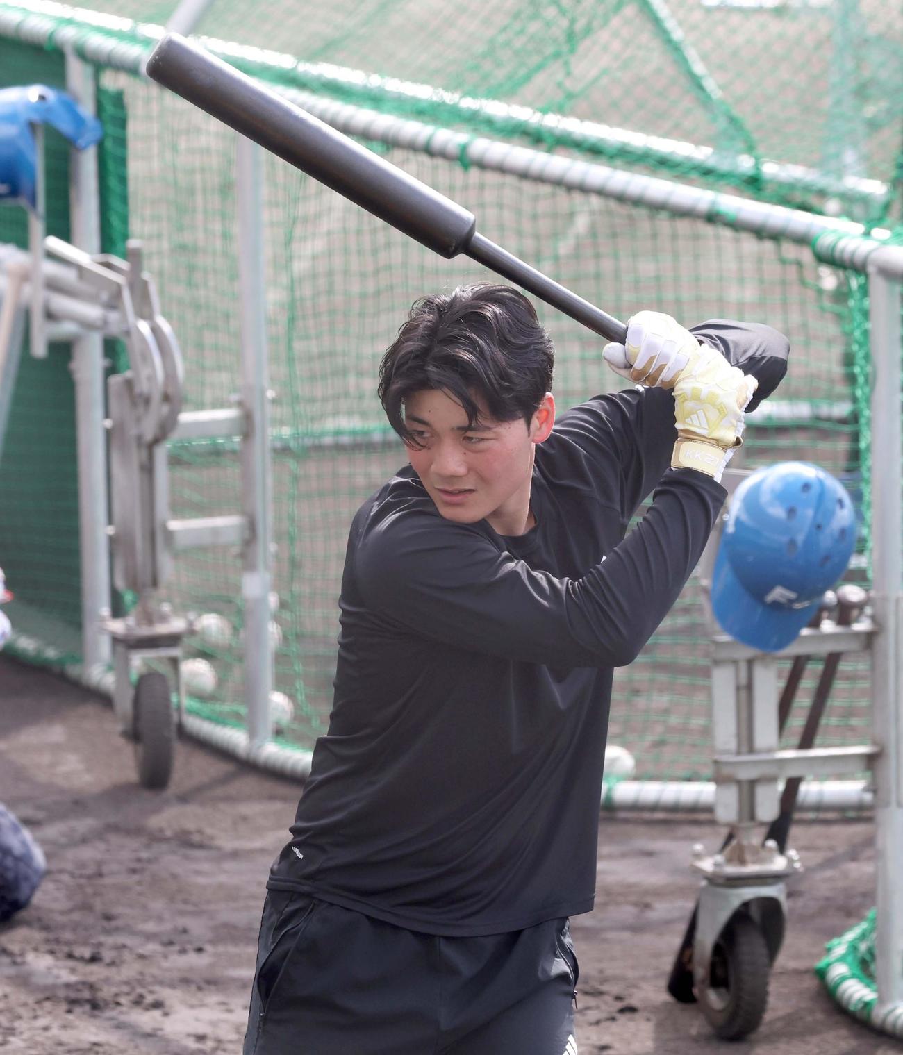 キャンプ地に先乗りし先端が太いバットでティー打撃する日本ハム清宮幸（撮影・黒川智章）