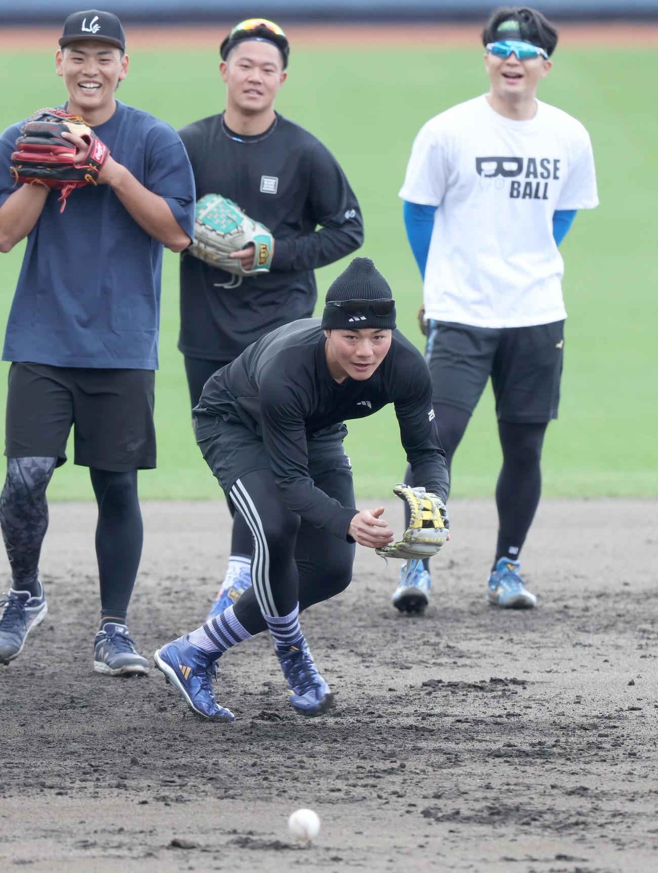 ノックを受ける日本ハム清宮幸（撮影・黒川智章）