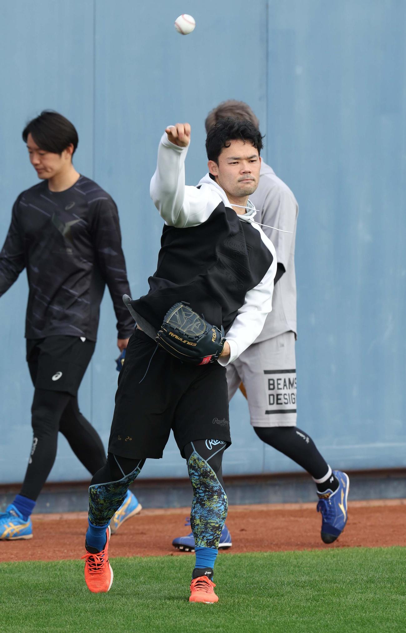 キャンプ地に先乗りしキャッチボールする日本ハム福谷（撮影・黒川智章）