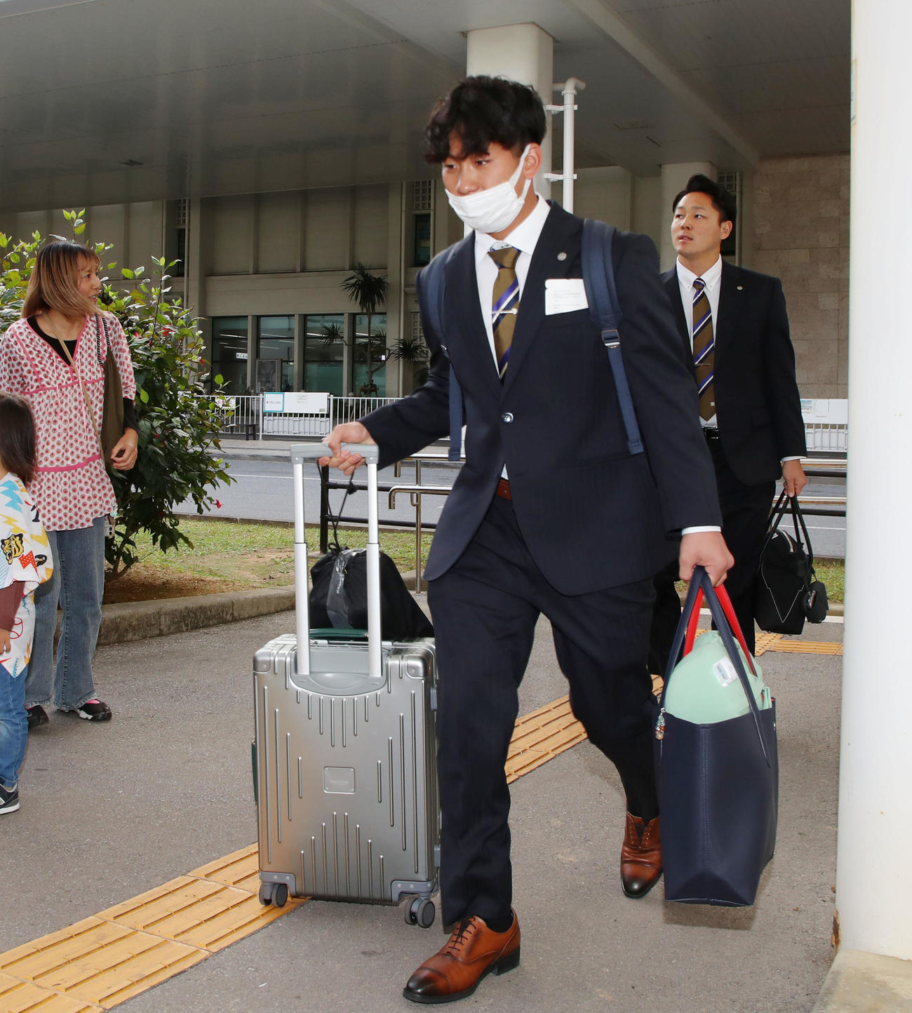 沖縄へ到着した伊原。右は木下（撮影・加藤哉）