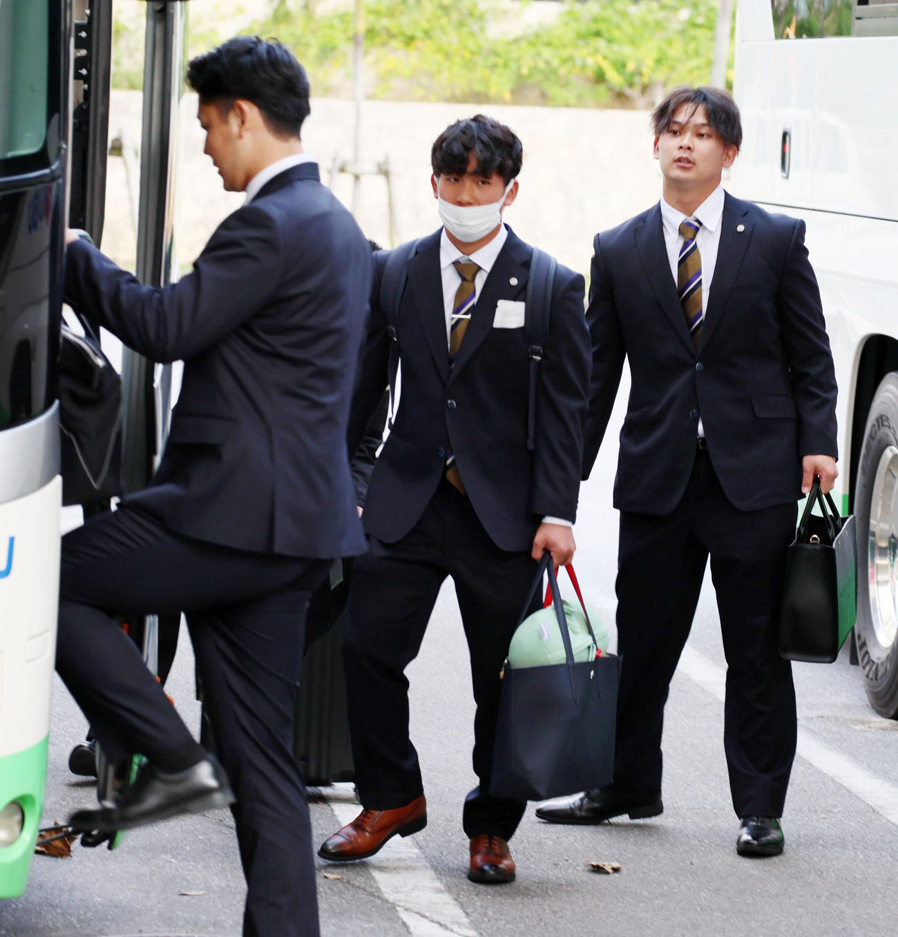 沖縄へ到着した伊原。左は木下、右は野口（撮影・加藤哉）