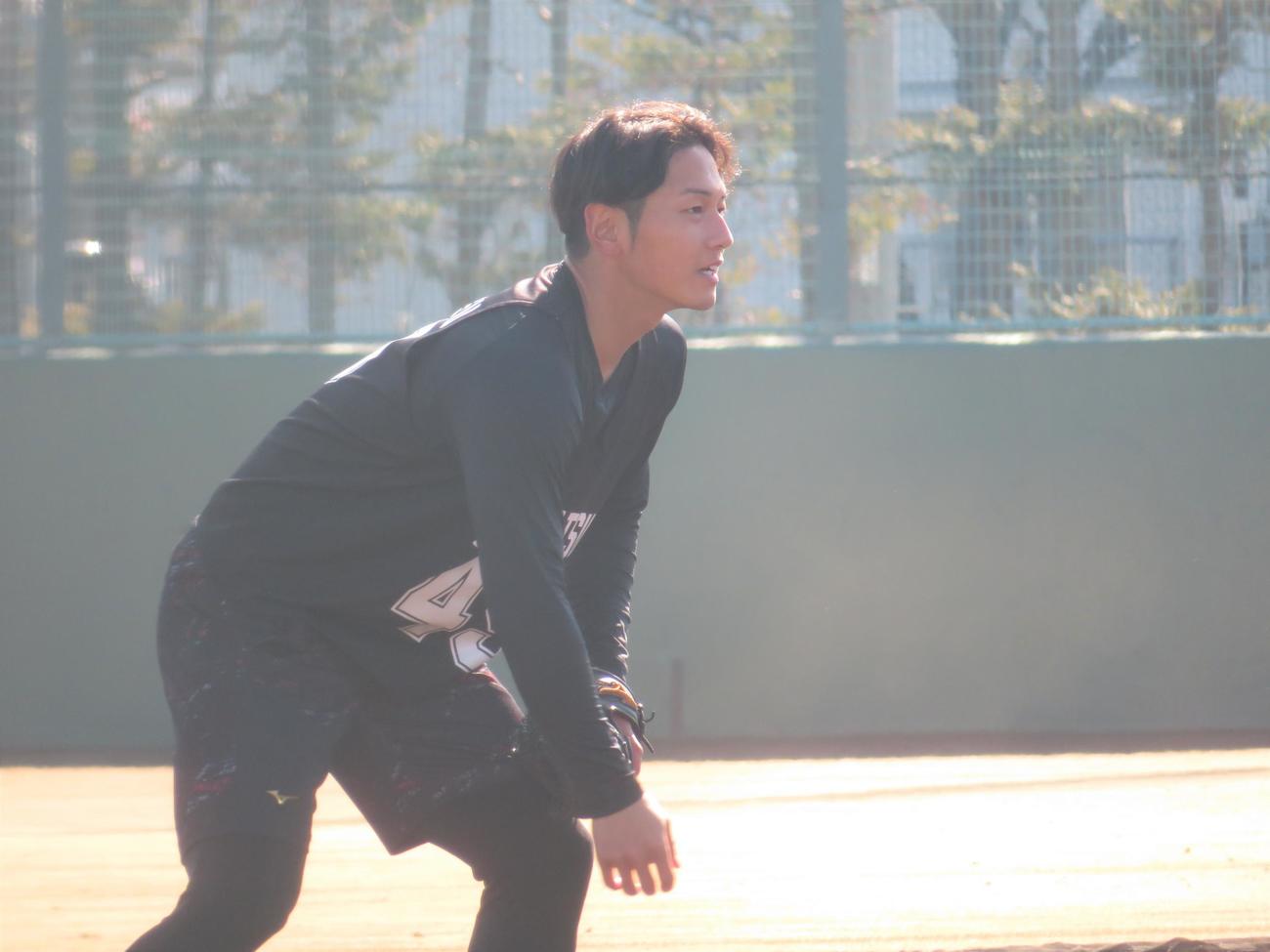 新人合同自主トレに参加しノックを受けるドラフト6位の立松（撮影・星夏穂）