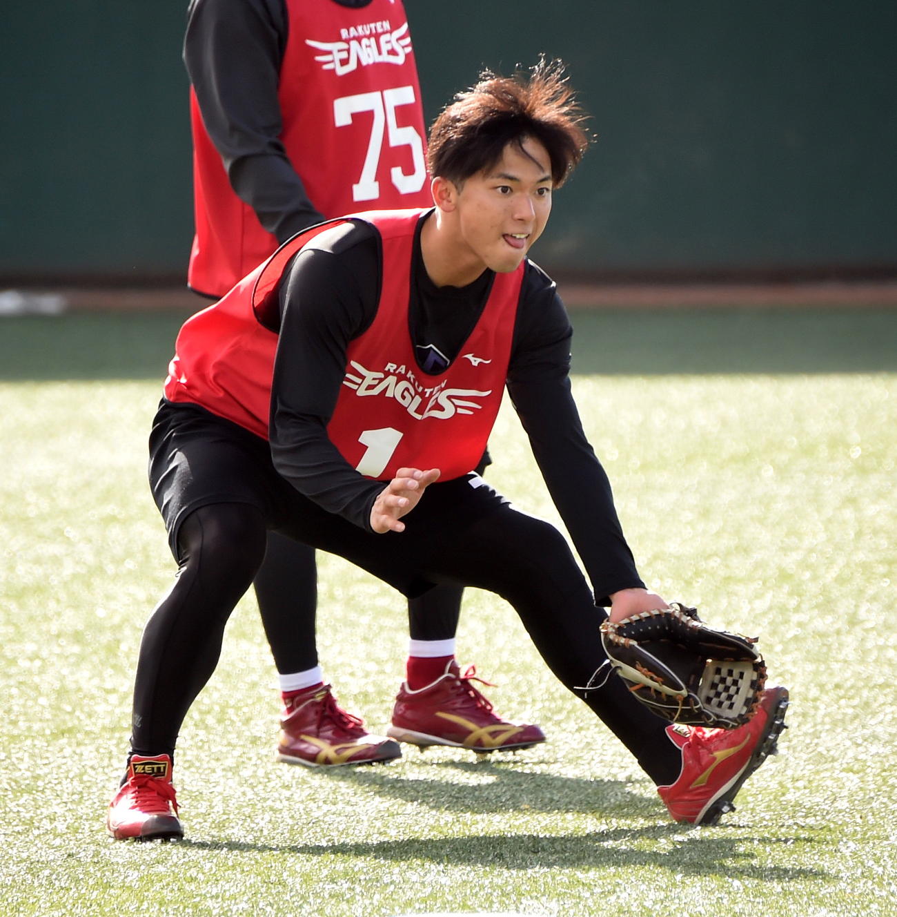 ノックを受ける楽天ドラフト1位の宗山（撮影・山田愛斗）