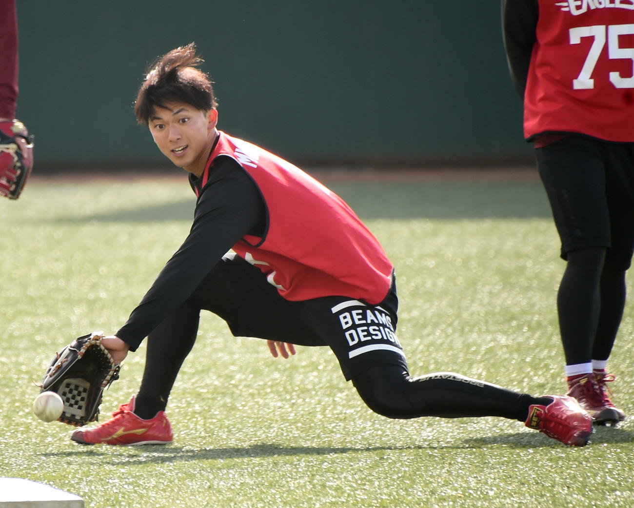 ノックを受ける楽天ドラフト1位の宗山（撮影・山田愛斗）