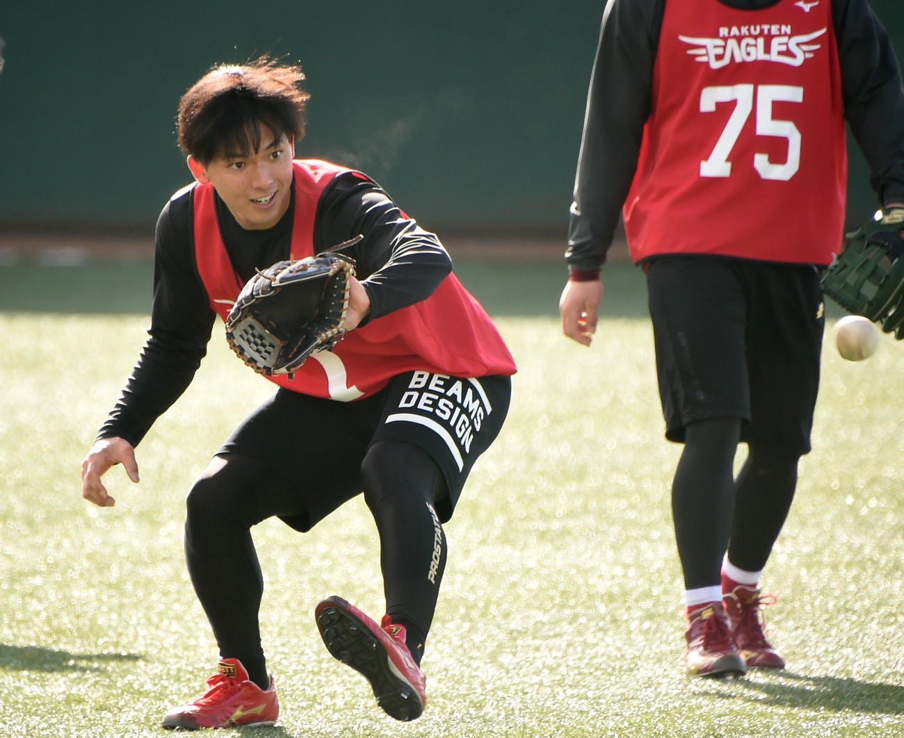 ノックを受ける楽天ドラフト1位の宗山（撮影・山田愛斗）