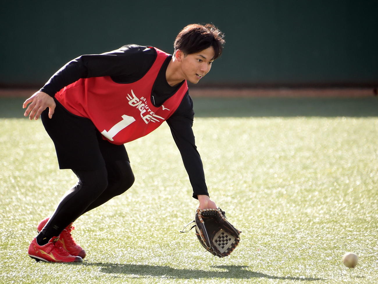 ノックを受ける楽天ドラフト1位の宗山（撮影・山田愛斗）