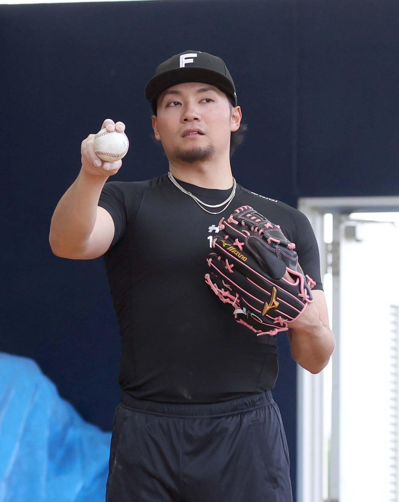 ブルペンでボールの握りを確認しながら投球する日本ハム伊藤（撮影・黒川智章）