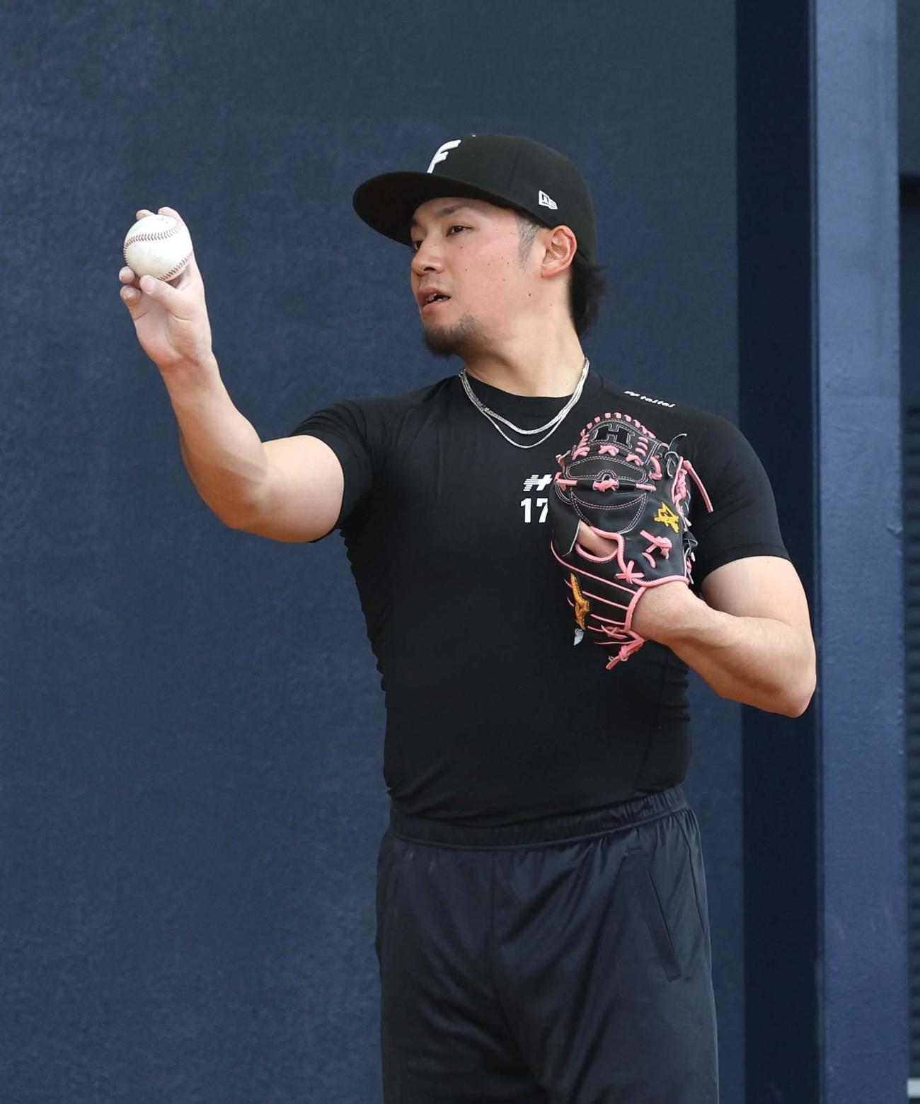 ブルペンでボールの握りを確認しながら投球する日本ハム伊藤（撮影・黒川智章）