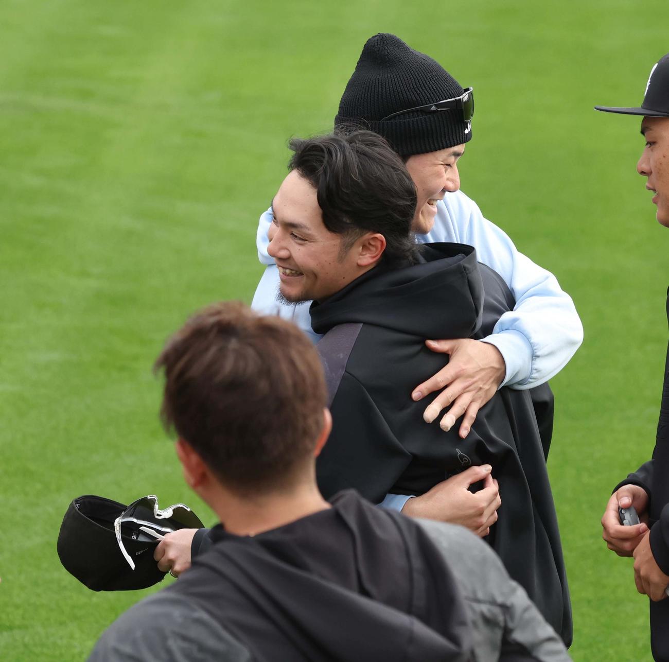 キャンプ地に先乗りし伊藤（手前）と抱き合う日本ハム清宮幸（撮影・黒川智章）