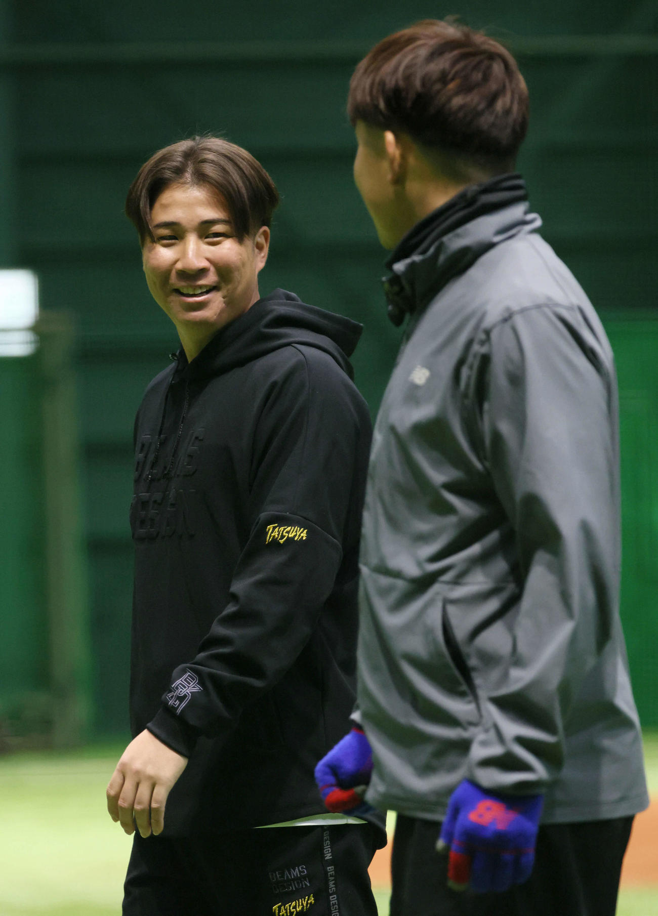 合同自主トレに合流した広島山足（左）と小園（撮影・加藤孝規）