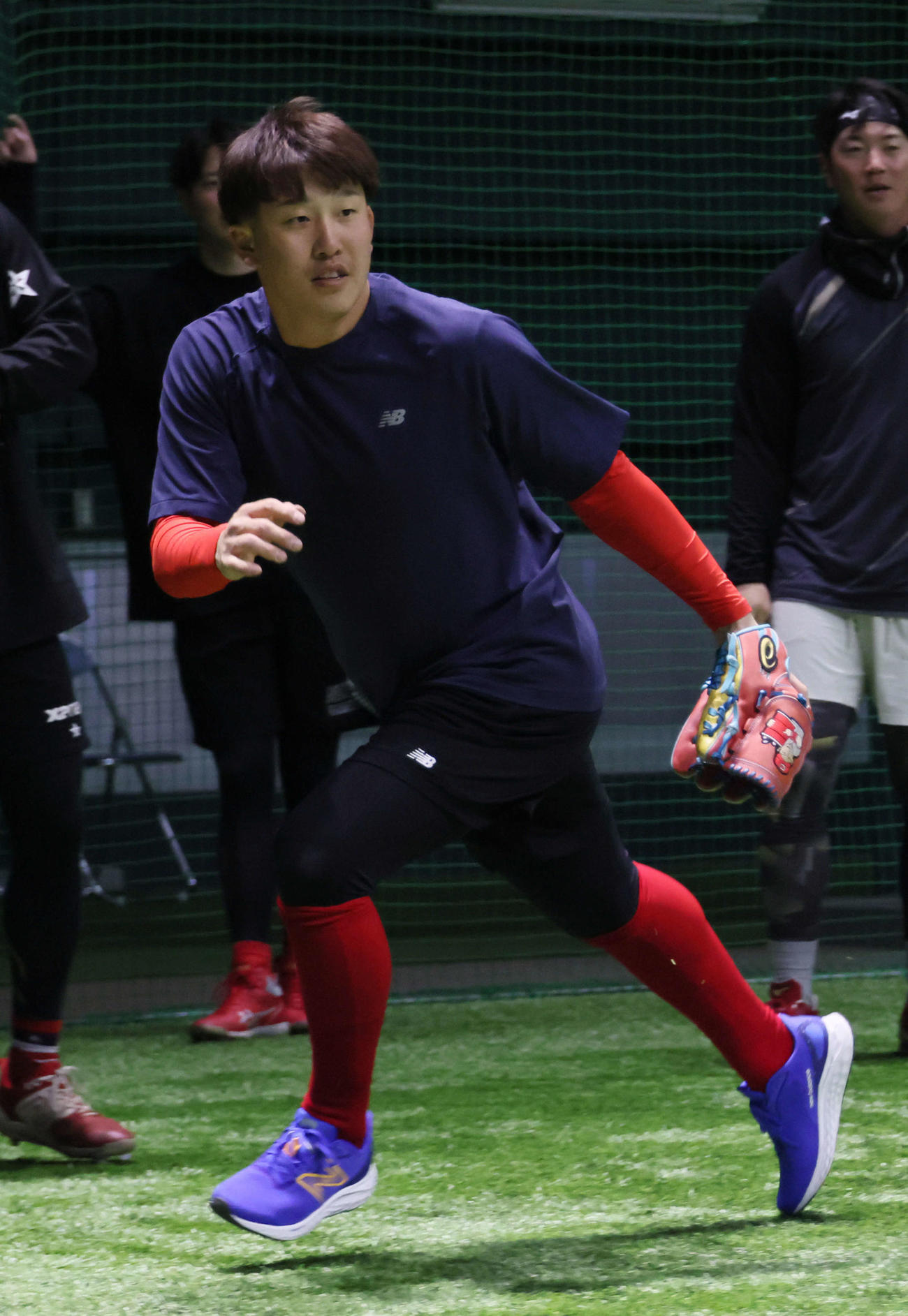 合同自主トレに合流し、ノックを受ける広島小園（撮影・加藤孝規）