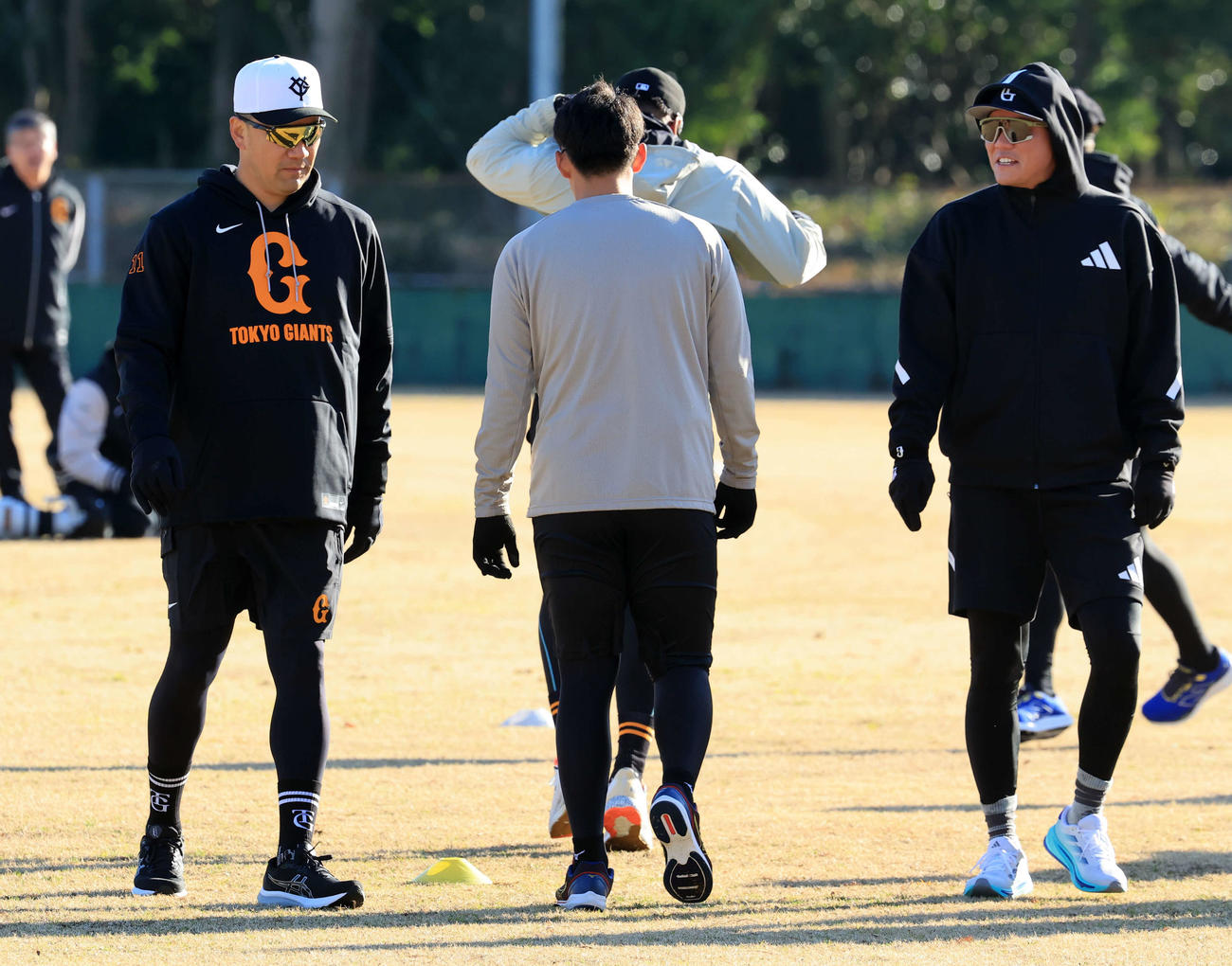 ウオームアップ中、話をする巨人田中将（左）と坂本（撮影・浅見桂子）