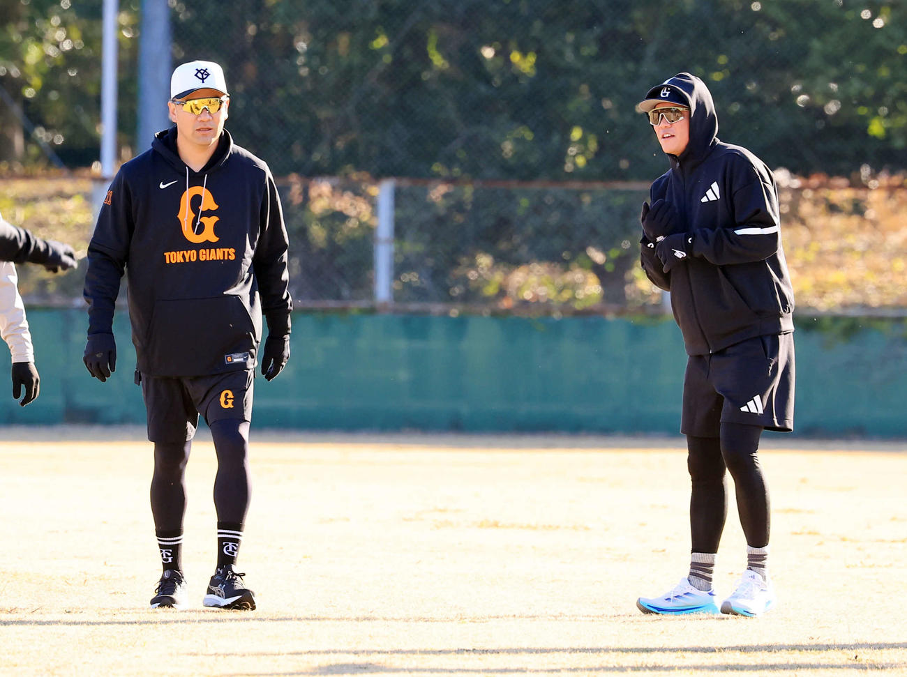 ウオームアップ中、話をする巨人田中将（左）と坂本（撮影・浅見桂子）