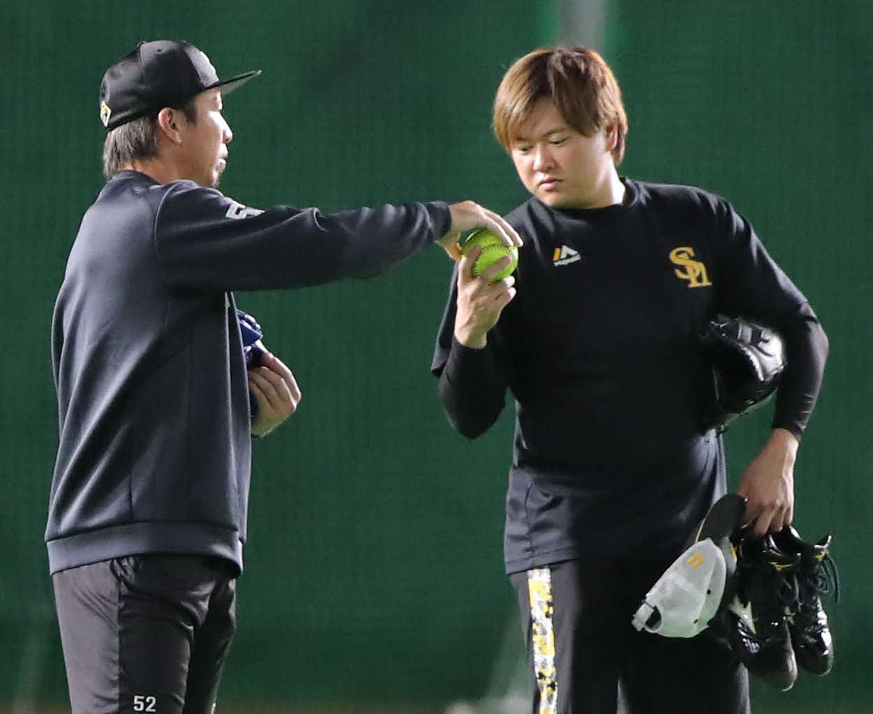 昨年7月15日ロッテ戦の試合前、津森（右）は益田に握り方を教わる