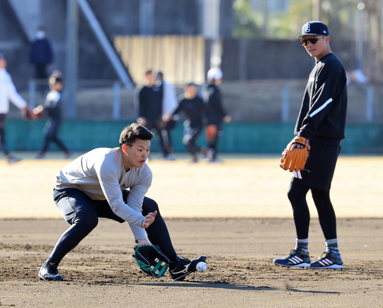 合同自主トレで巨人坂本（右）と共にノックを受ける荒巻（撮影・浅見桂子）