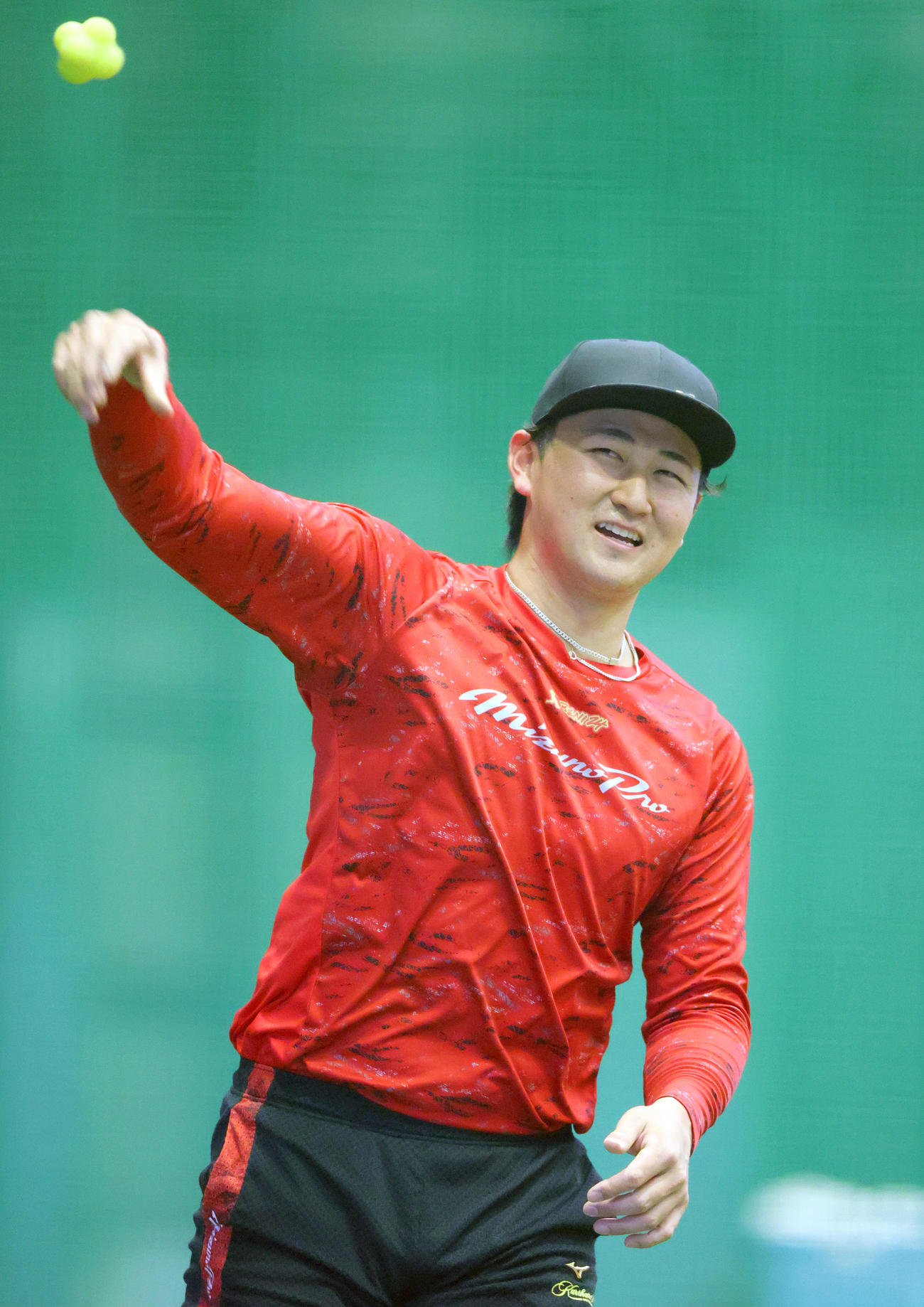 笑顔で自主トレに励むオリックス紅林（撮影・上山淳一）