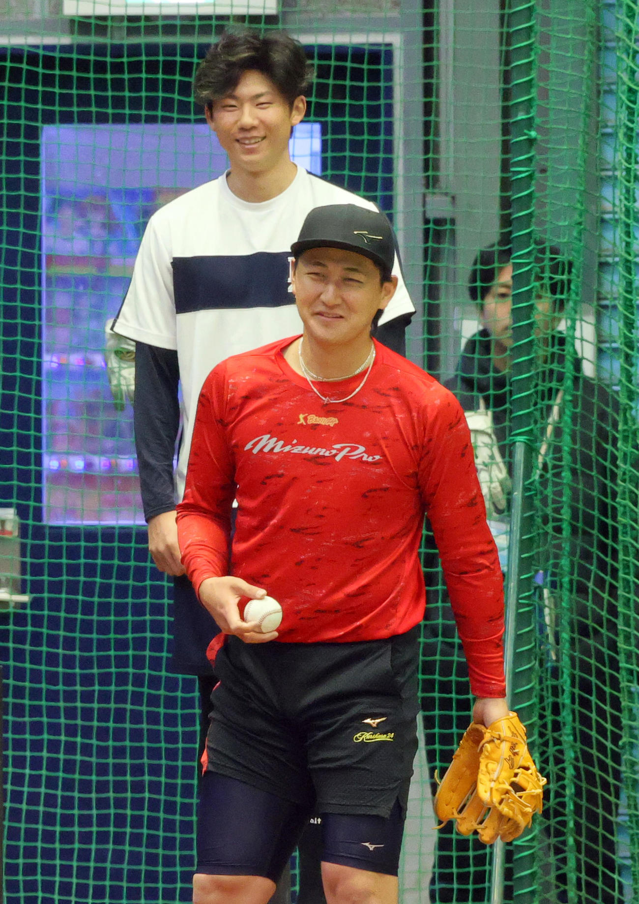 自主トレするオリックス紅林（手前）と曽谷（撮影・上山淳一）