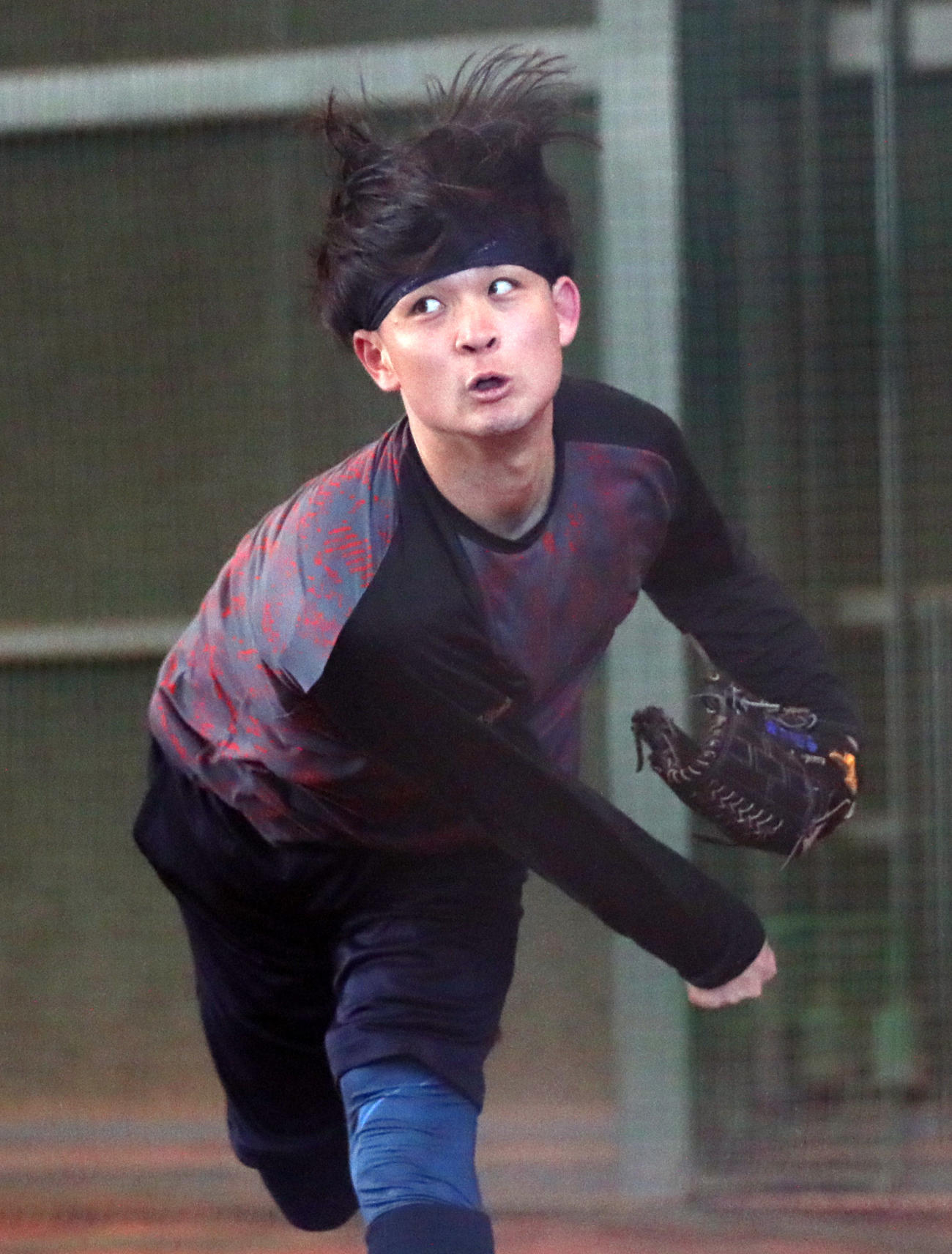 ブルペンで投球するオリックスドラフト2位の寺西（撮影・上山淳一）