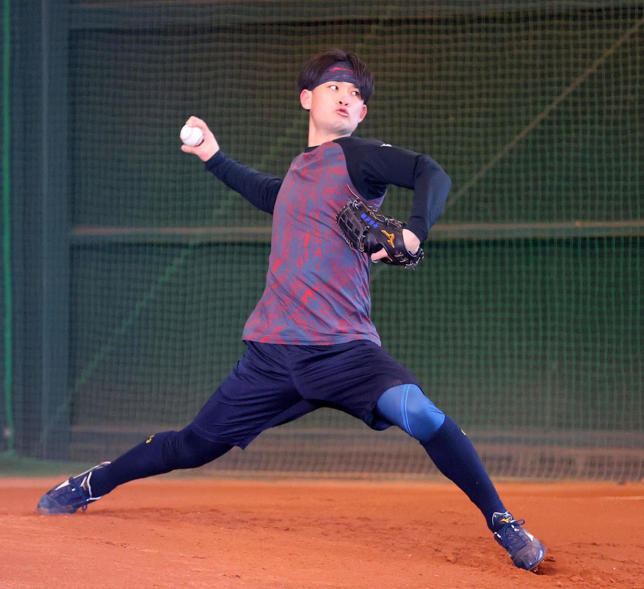 ブルペンで投球するオリックスドラフト2位の寺西（撮影・上山淳一）