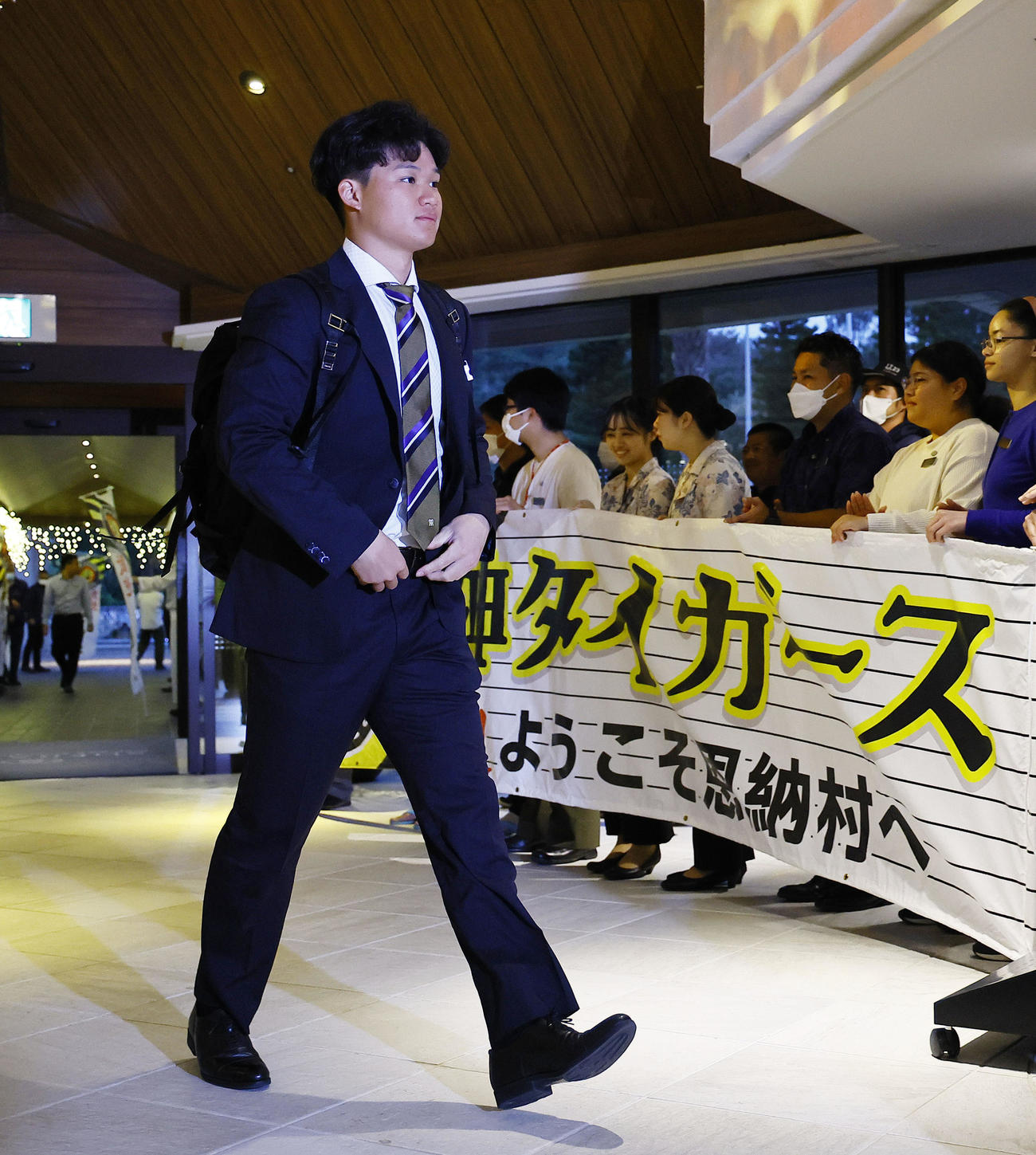 キャンプ地の沖縄入りし、宿舎に到着した阪神森下（撮影・藤尾明華）